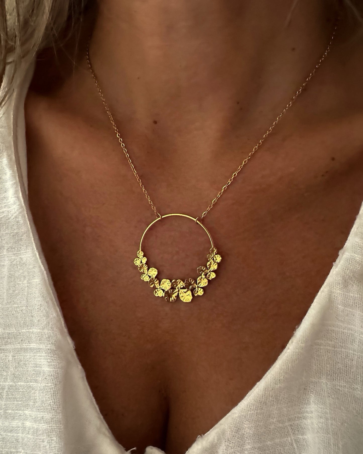 Collar de cadena fina con colgante de círculo con flores en acero con baño oro 18K Diana