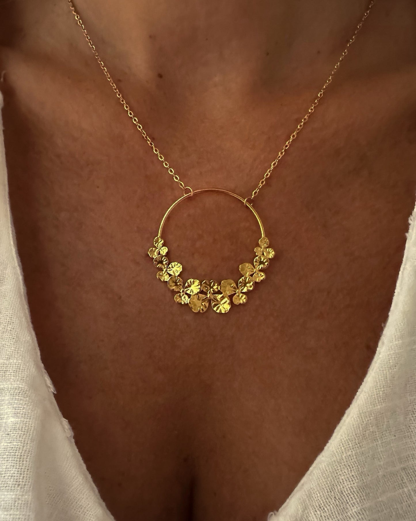 Collar de cadena fina con colgante de círculo con flores en acero con baño oro 18K Diana