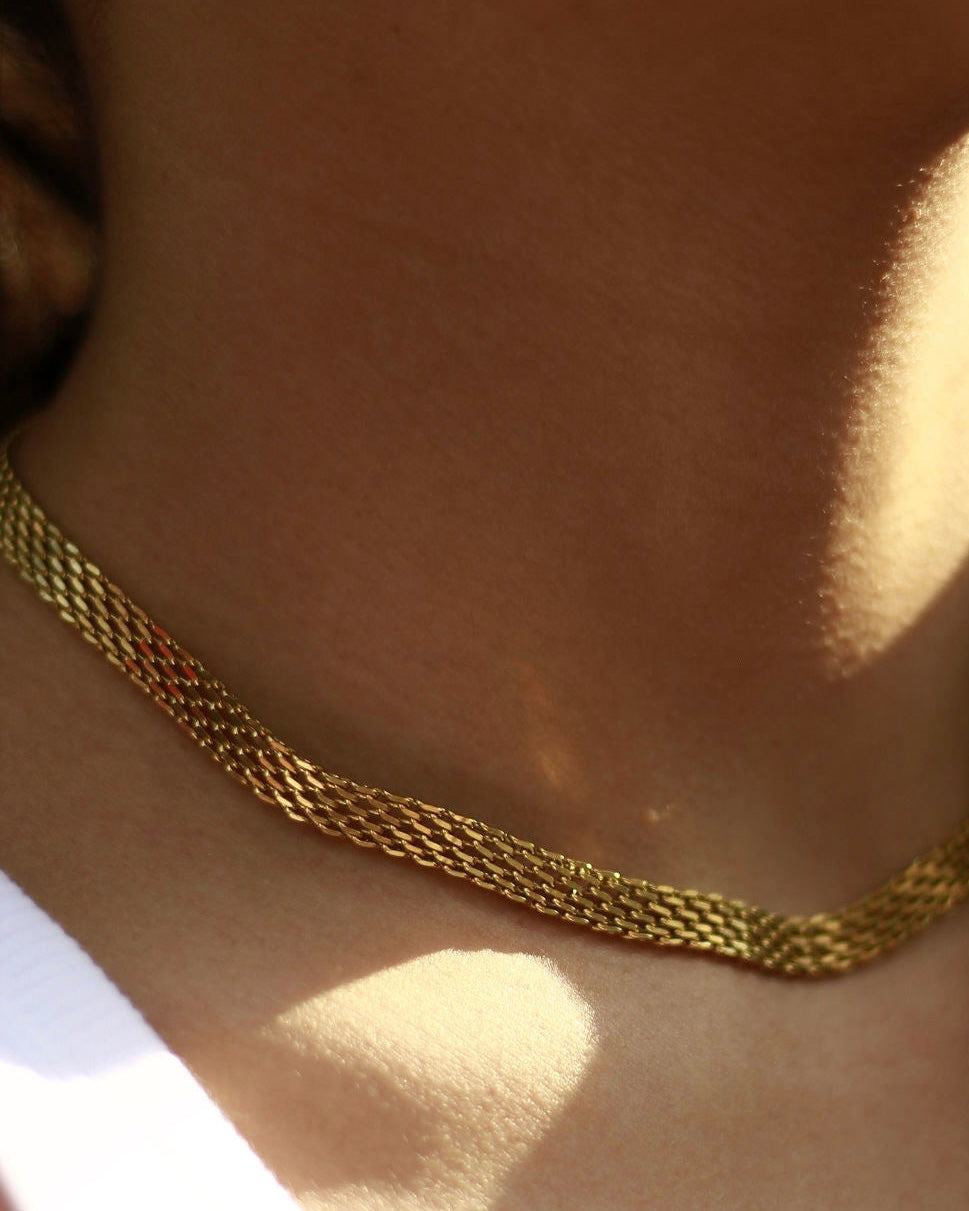 Collar corto cadena tejida en acero baño oro 18K Nasa