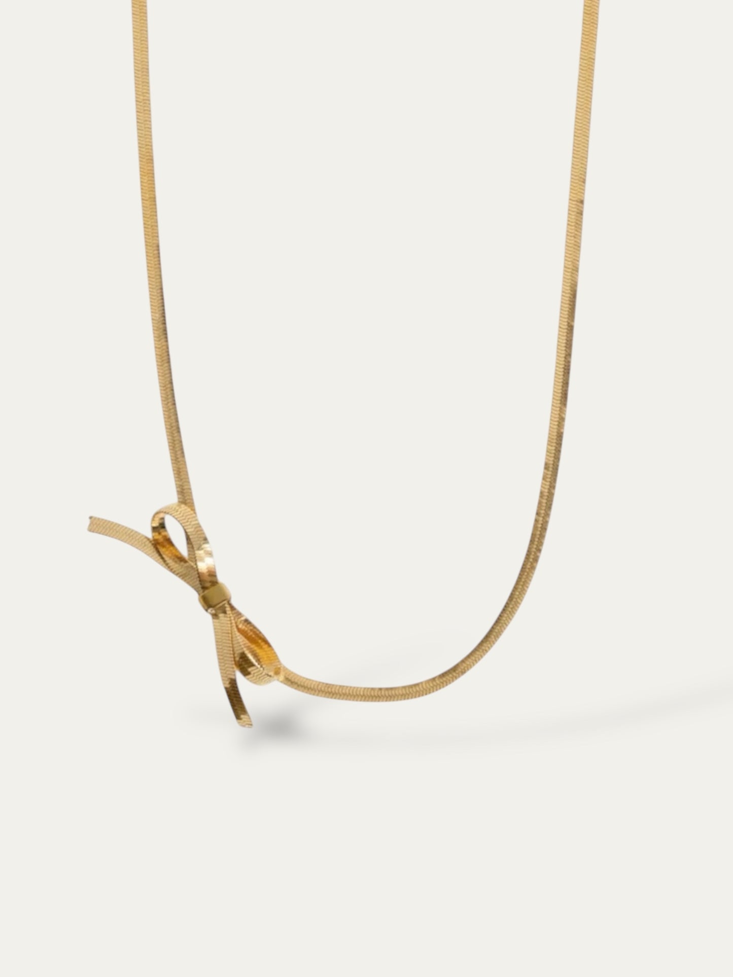 Gargantilla estilo cadena plana con lazada en acero baño oro 18K