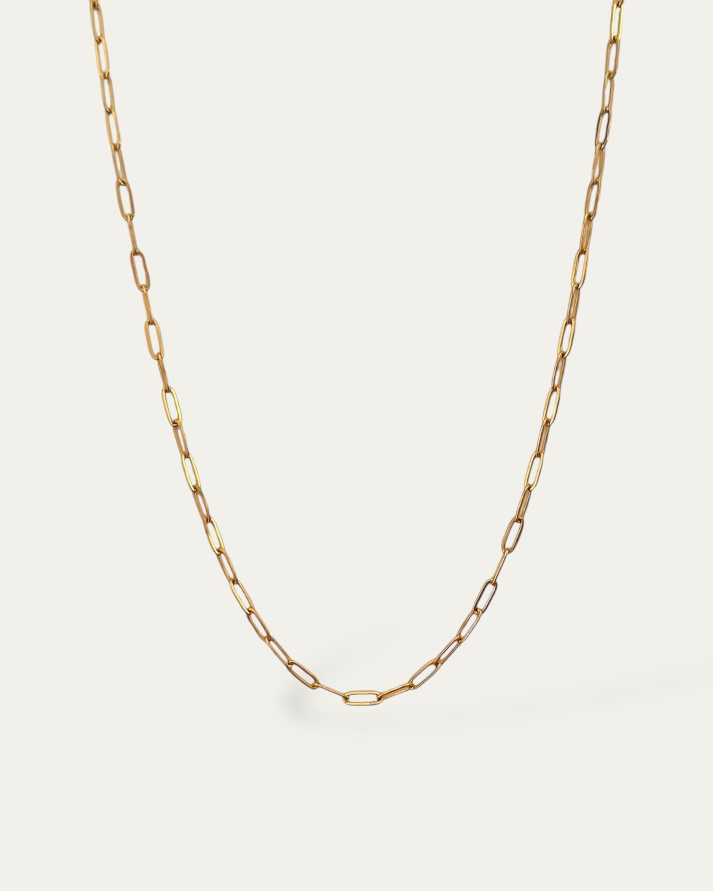 Collar cadena básica de eslabones finos en acero con acabado oro 18K Clip