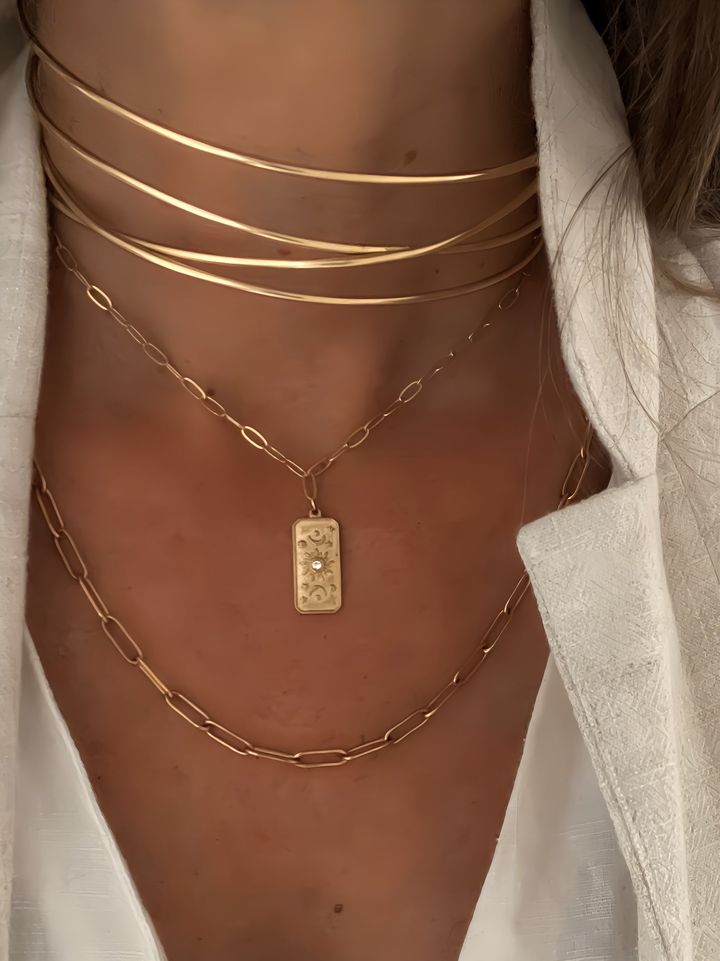 Gargantilla rígida estilo choker de bandas cruzadas en acero baño oro Lía