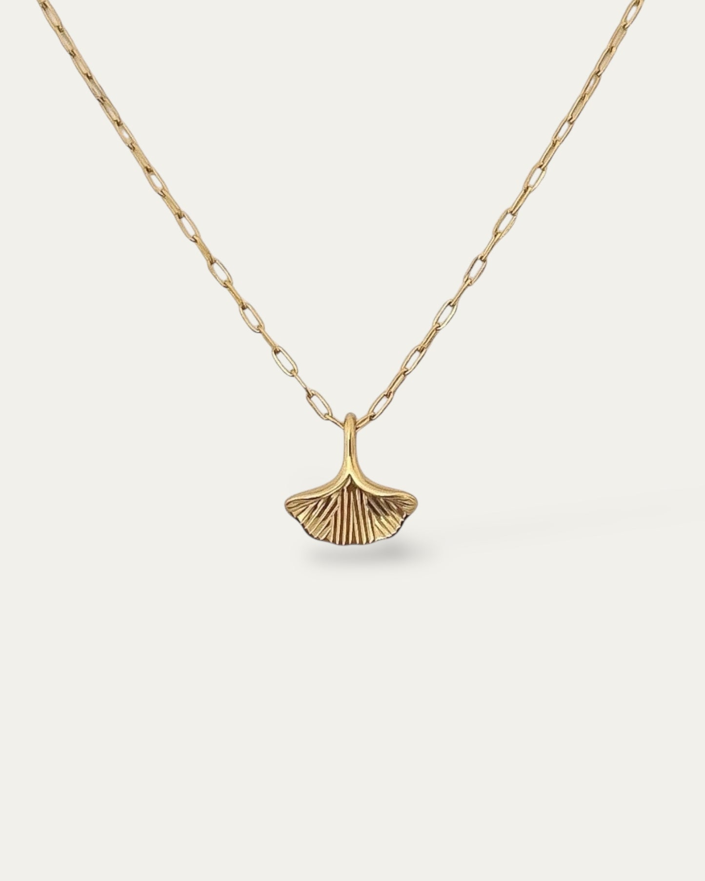 Collar de cadena de eslabones mini con colgante pequeño ginkgo baño oro 18 K Biloba