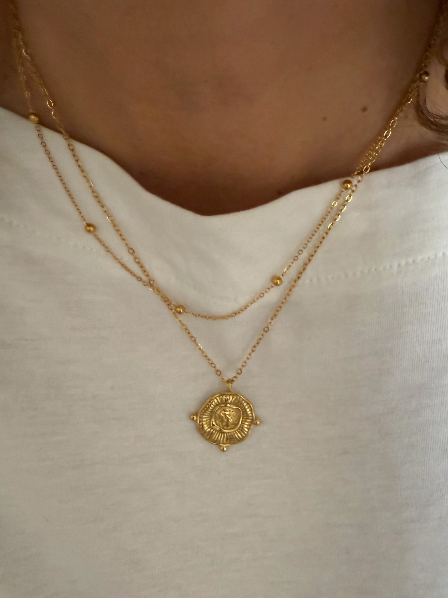 Collar doble con colgante medalla étnica textura en acero baño oro 18K Anjara