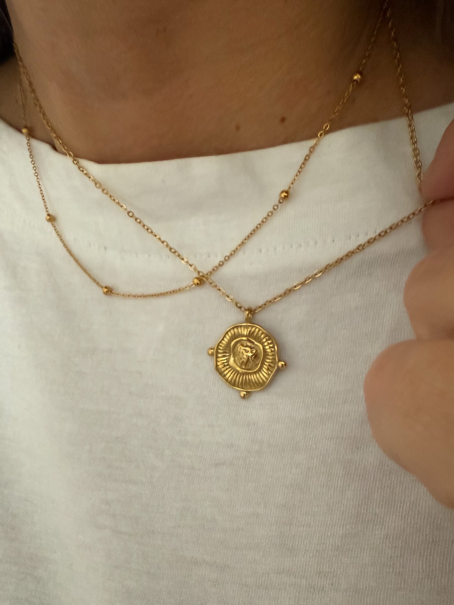 Collar doble con colgante medalla étnica textura en acero baño oro 18K Anjara