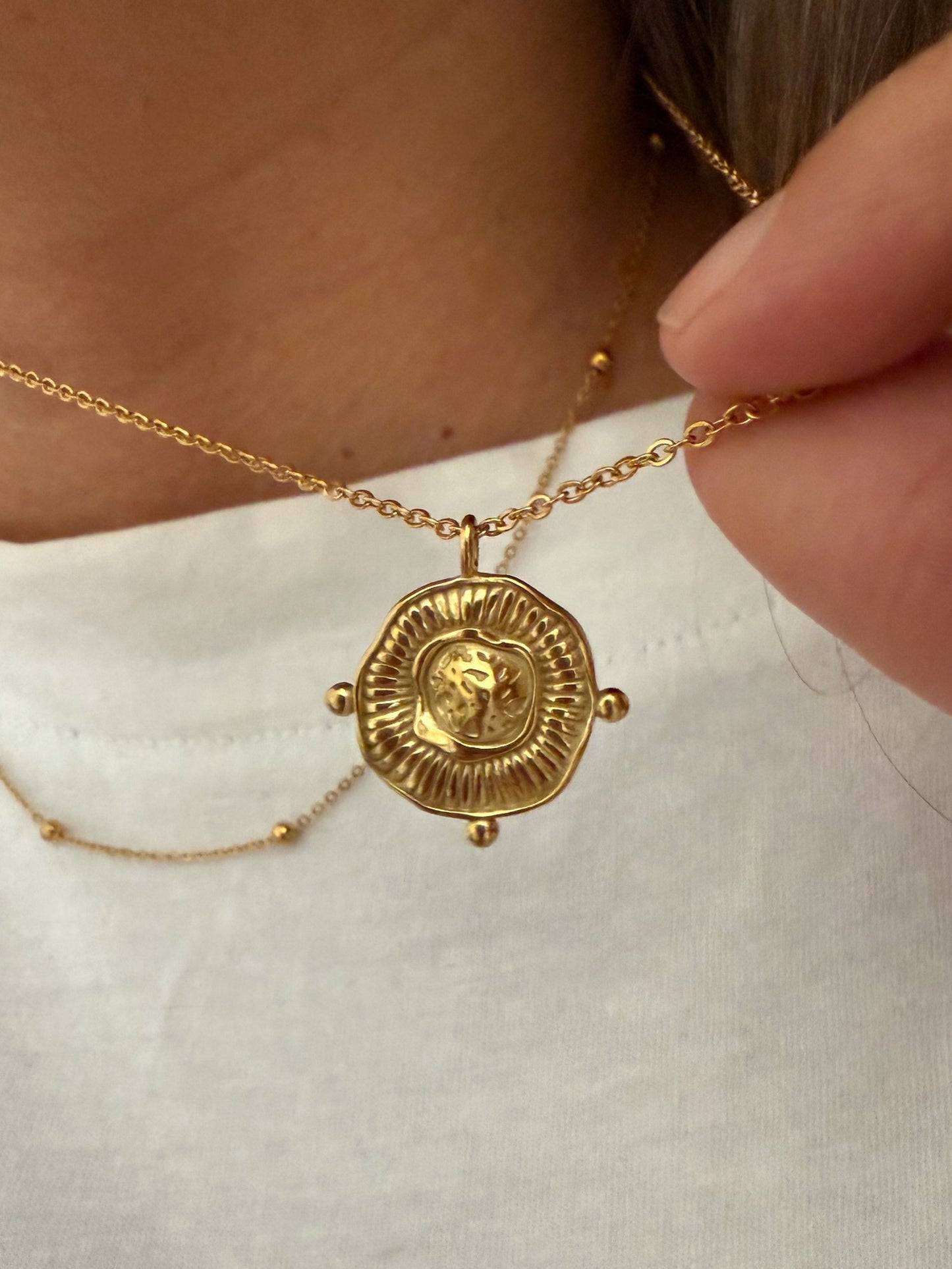 Collar doble con colgante medalla étnica textura en acero baño oro 18K Anjara