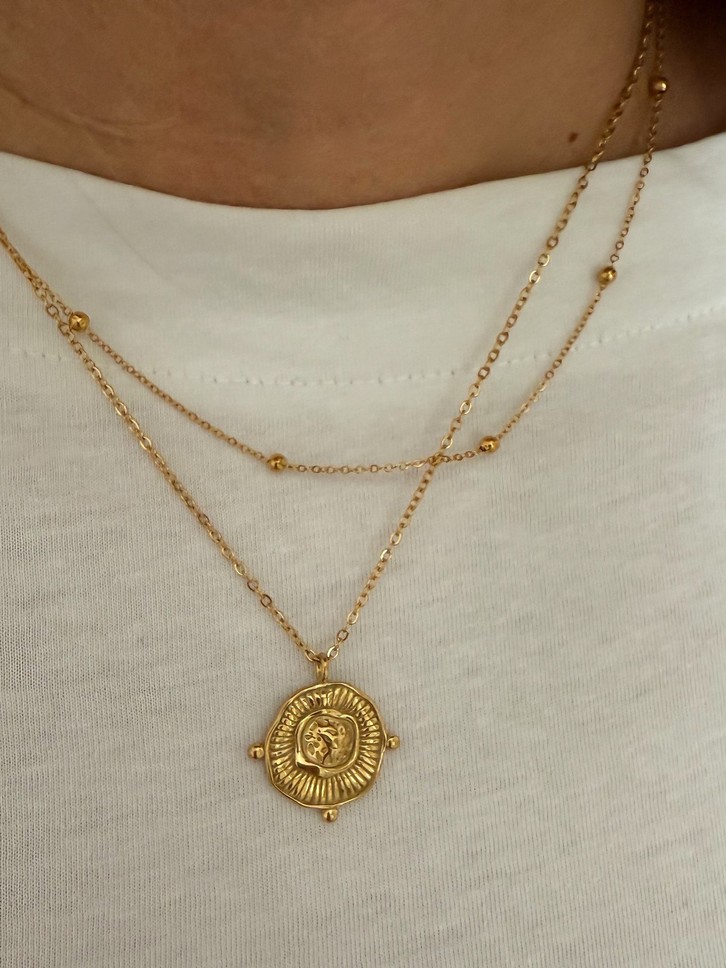 Collar doble con colgante medalla étnica textura en acero baño oro 18K Anjara