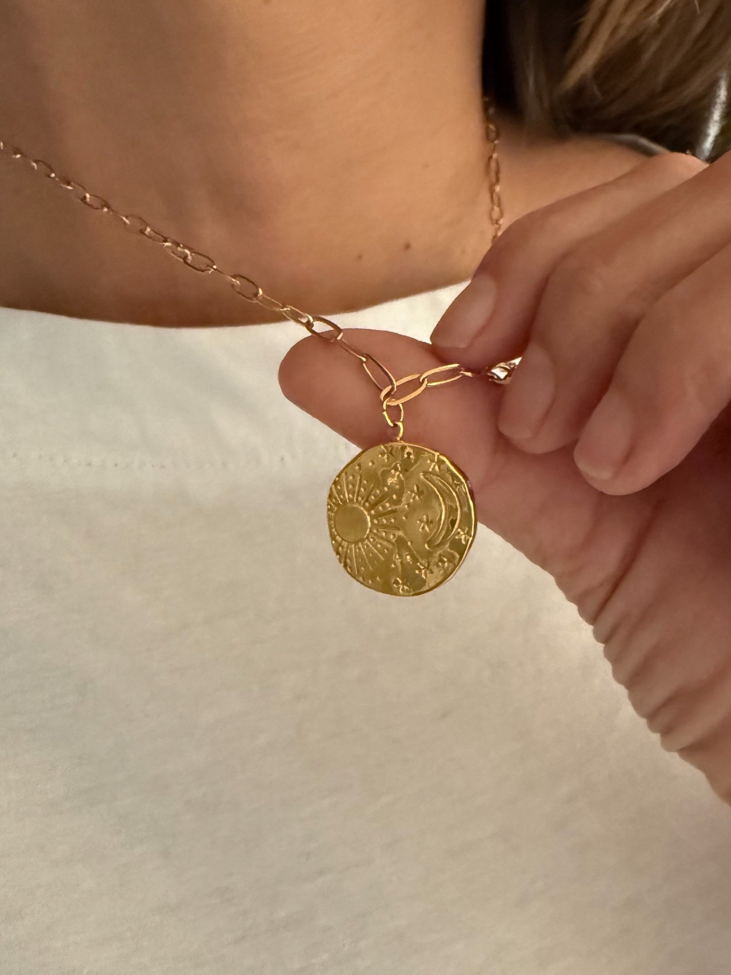 Collar cadena de eslabones con colgante medalla grande motivos sol y luna baño oro 18K Sky