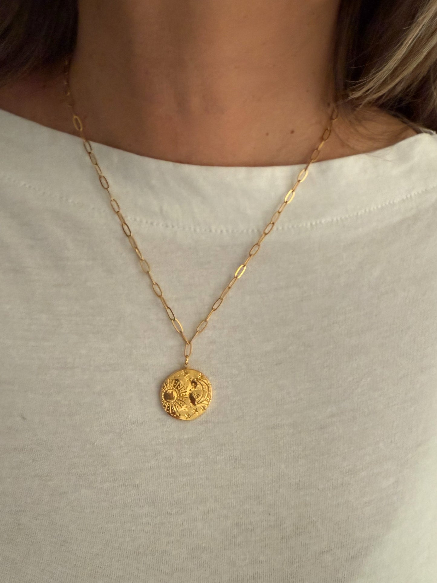 Collar cadena de eslabones con colgante medalla grande motivos sol y luna baño oro 18K Sky