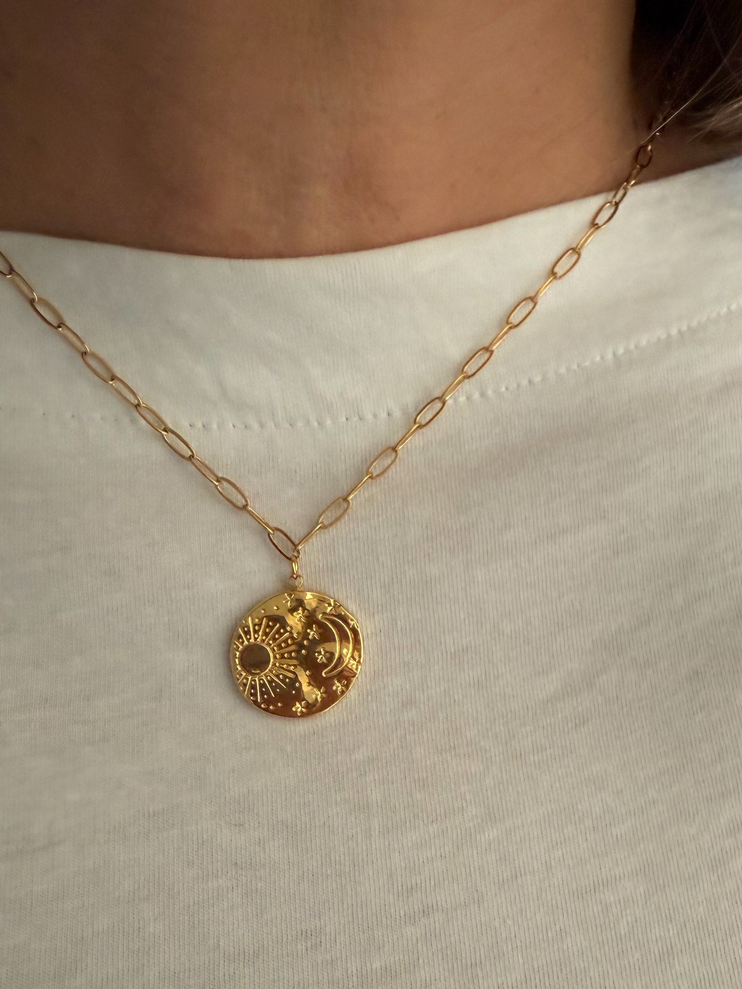 Collar cadena de eslabones con colgante medalla grande motivos sol y luna baño oro 18K Sky