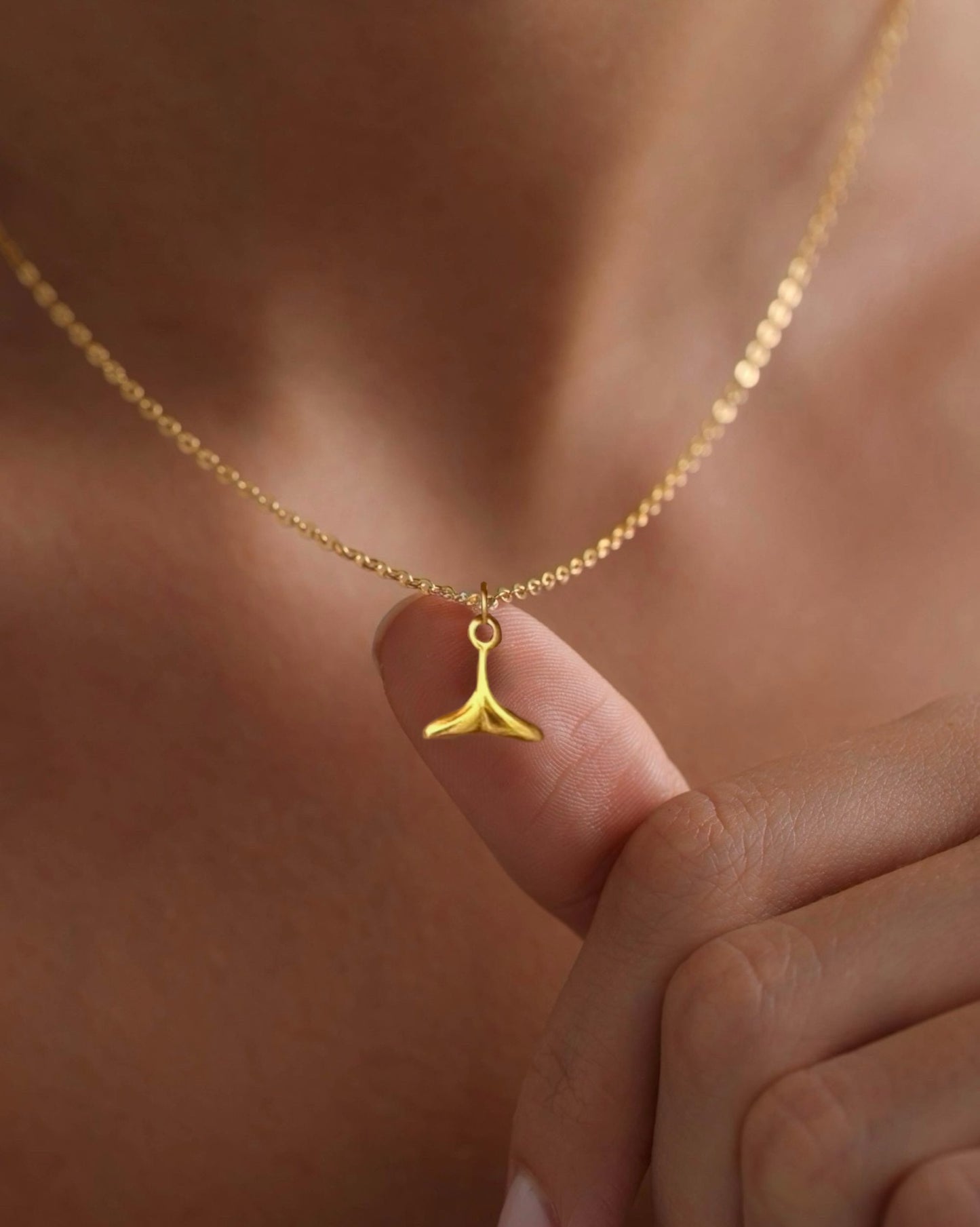 Colgante corto cola de sirena mini en acero baño oro 18K Mermaid