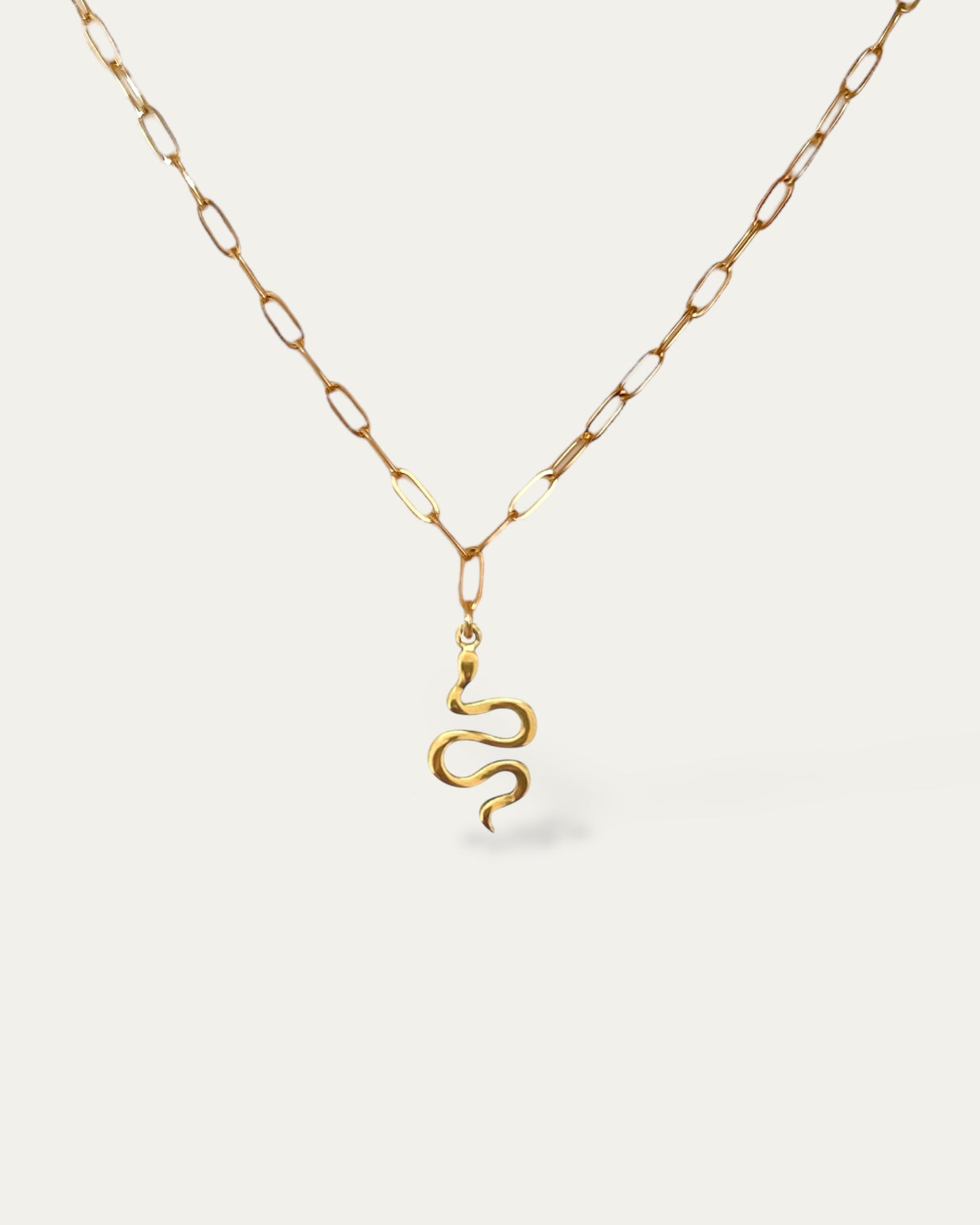 Collar cadena eslabones pequeños con colgante forma serpiente en acero acabado oro Serpens