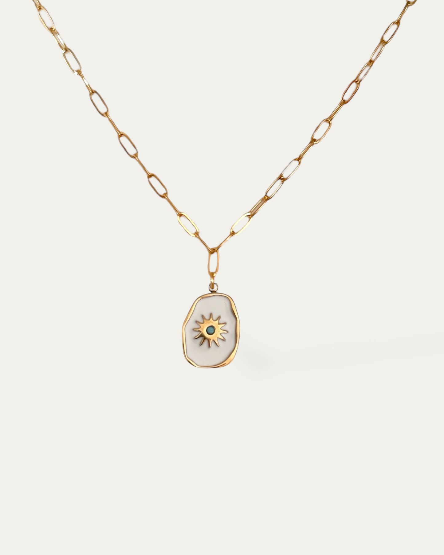 Collar cadena eslabones pequeños con colgante lacado blanco diseño de sol en acero acabado oro 18 Delight
