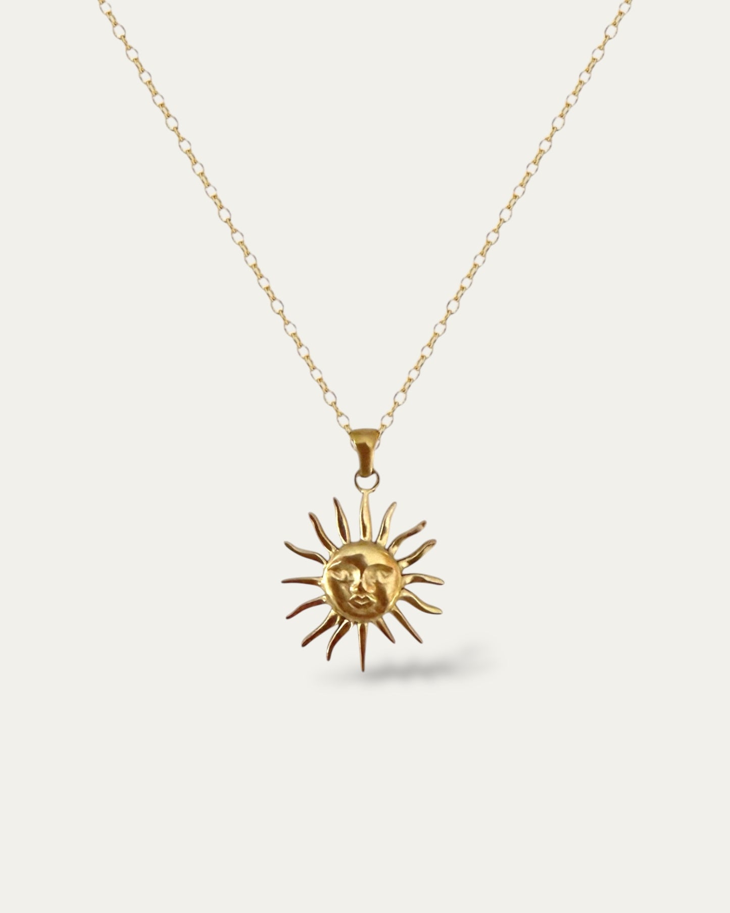 Collar con colgante de sol con carita baño oro 18K - ALANIS