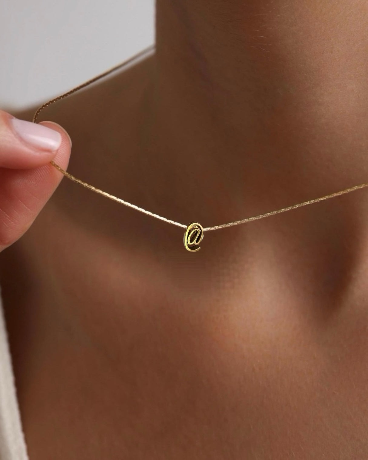 Collar corto cadena fina con colgante minimalista con forma de almohadilla en acero baño oro 18K “@“