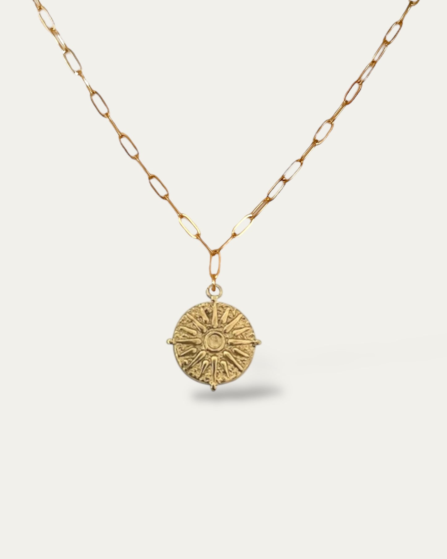 Collar de cadena de eslabones pequeños con medalla textura en acero acabado oro mate Arverno