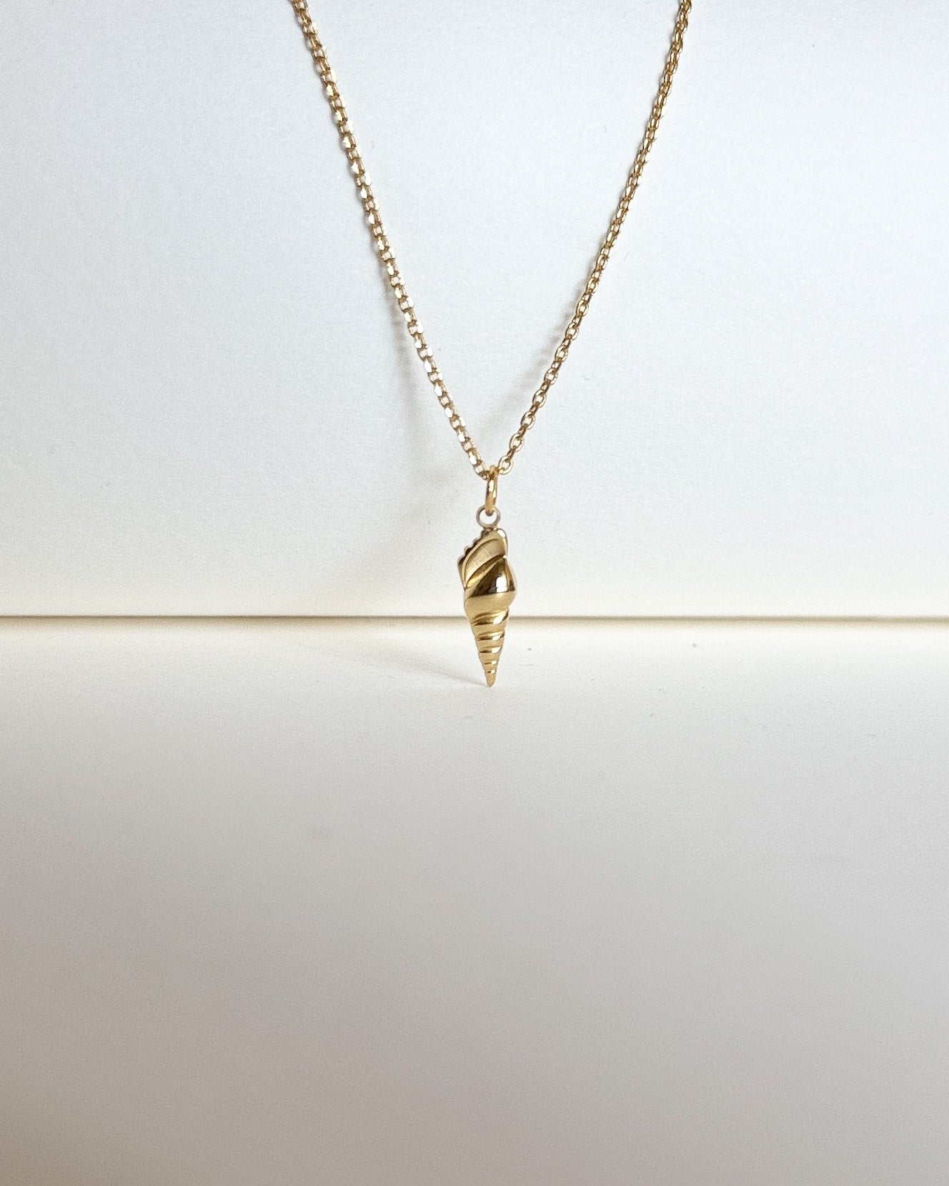 Collar mini colgante caracol de mar baño oro 18K LA PRECIOSA