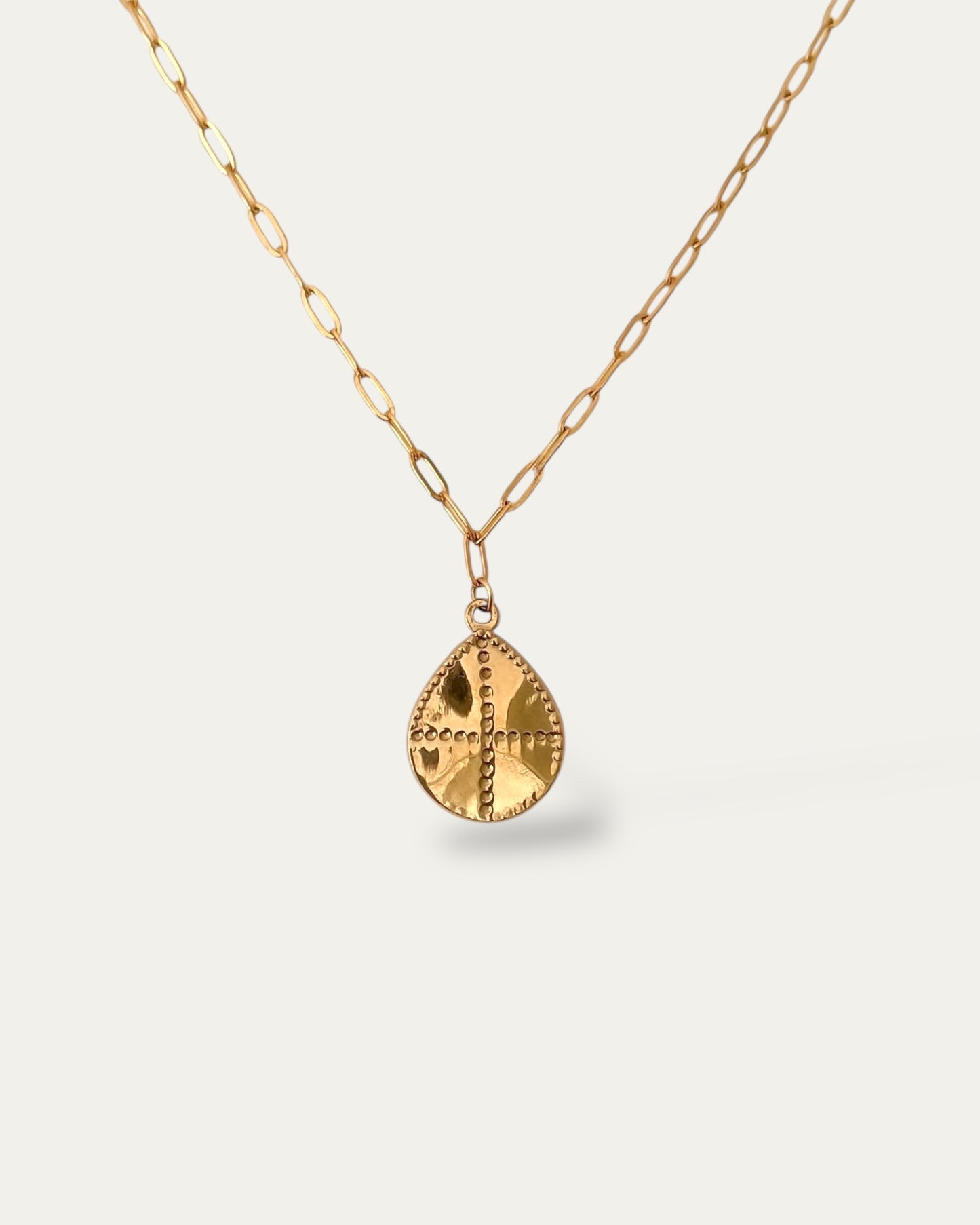 Collar cadena eslabones pequeños con colgante grande lágrima en acero baño oro 18K Esparta