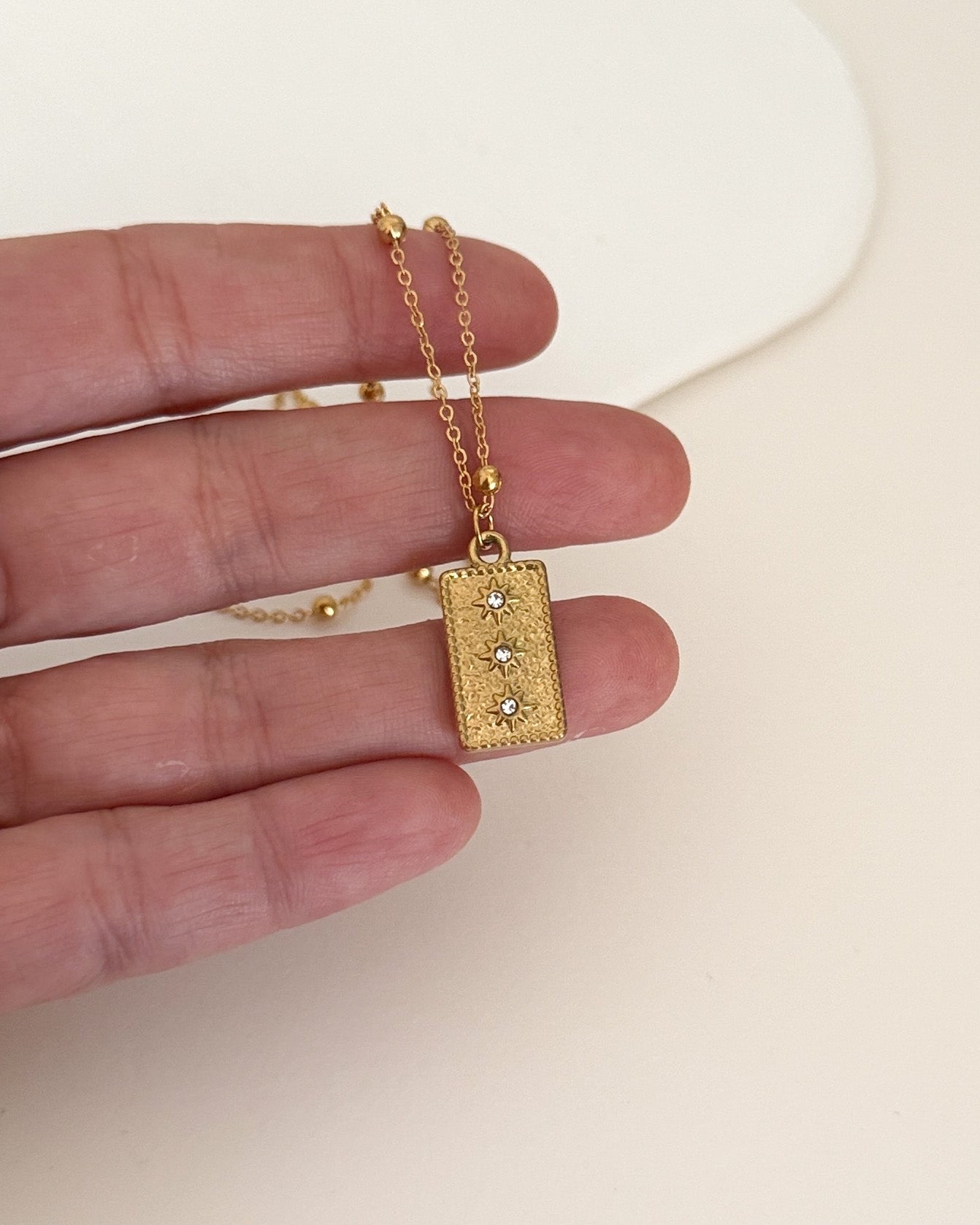Collar cadena bolitas con colgante rectangular textura con circonitas acabado oro mate 18 K Via