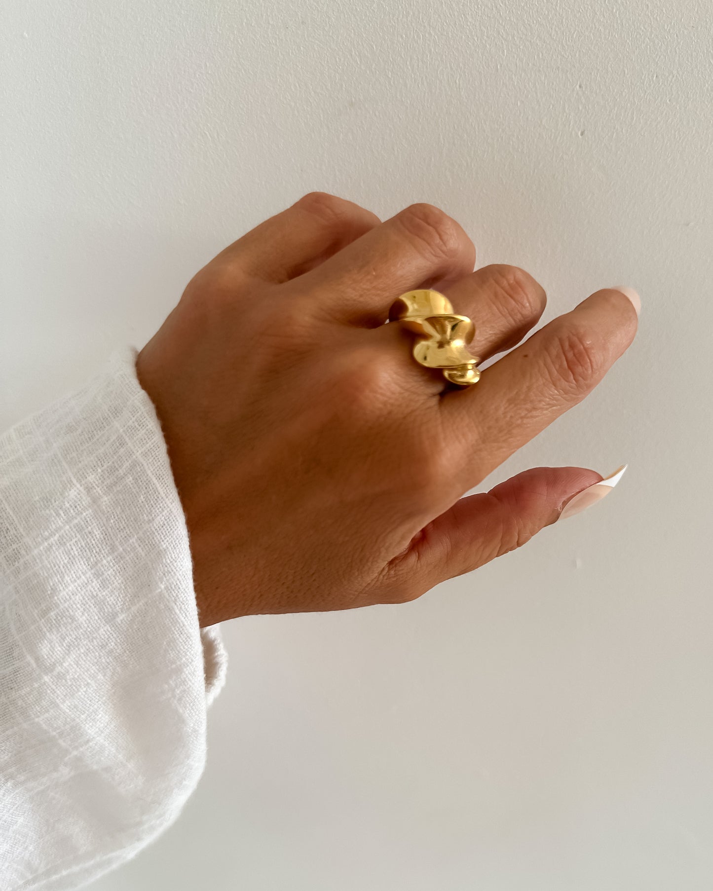 Anillo grueso abierto diseño girado en acero baño oro 18K Twix