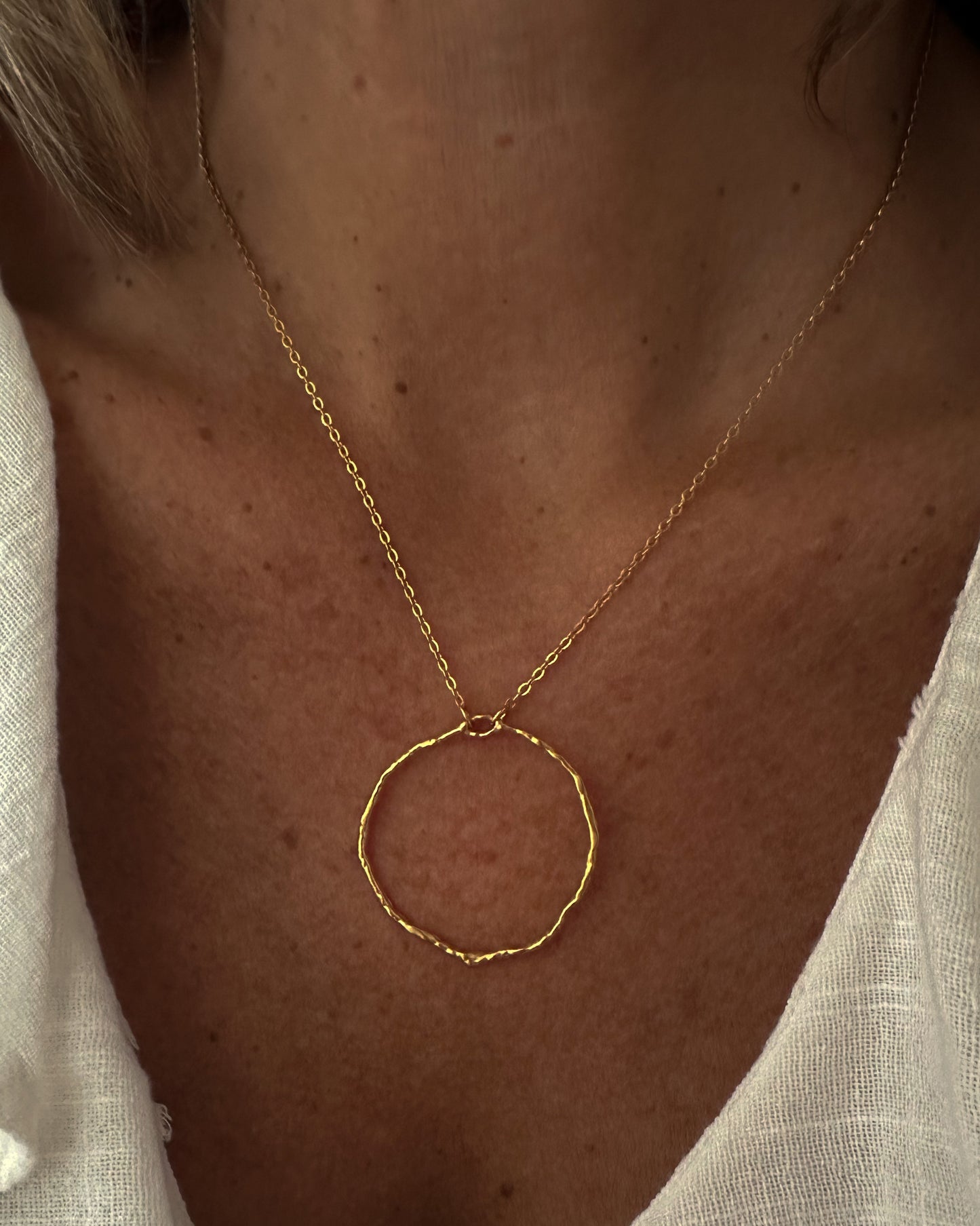 Collar de cadena fina con colgante de aro textura baño oro 18K Alma