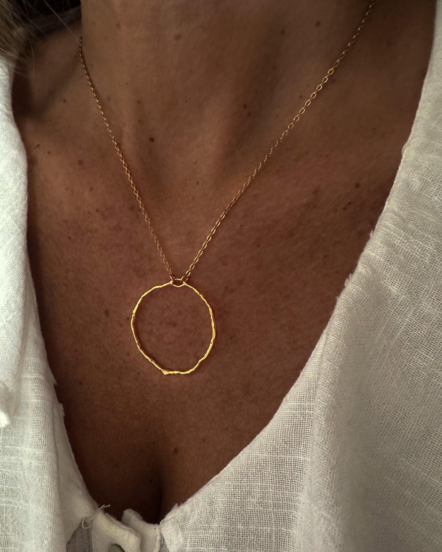 Collar de cadena fina con colgante de aro textura baño oro 18K Alma
