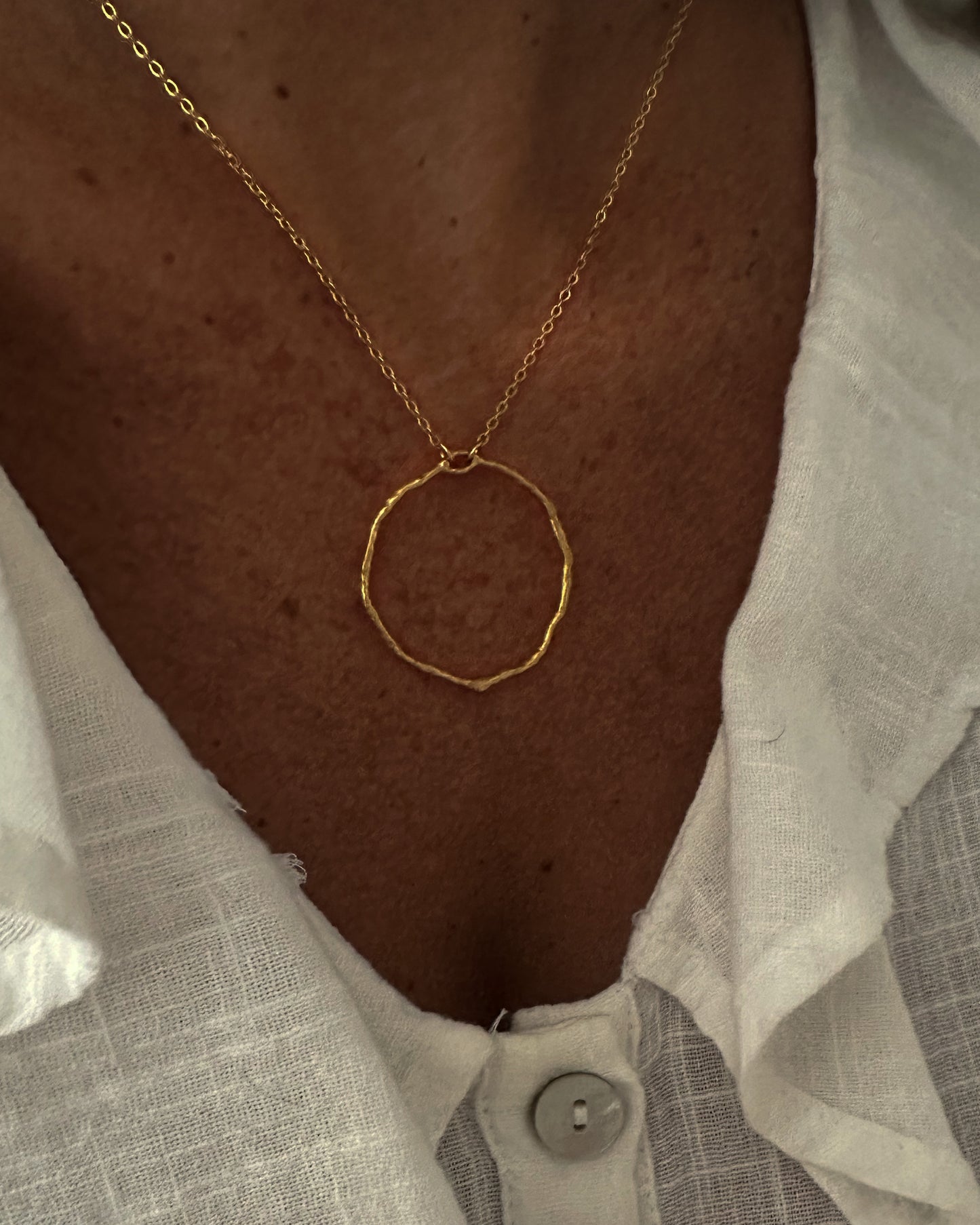 Collar de cadena fina con colgante de aro textura baño oro 18K Alma