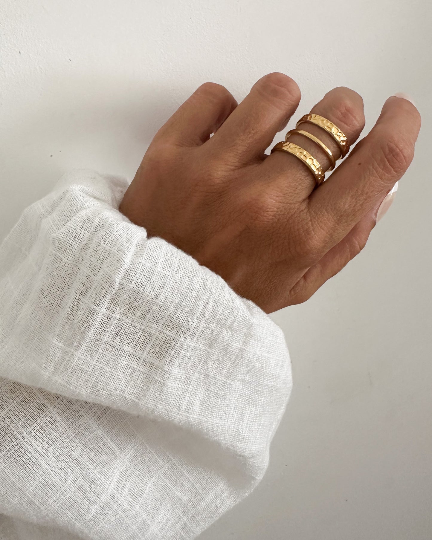 Anillo oro tres bandas textura