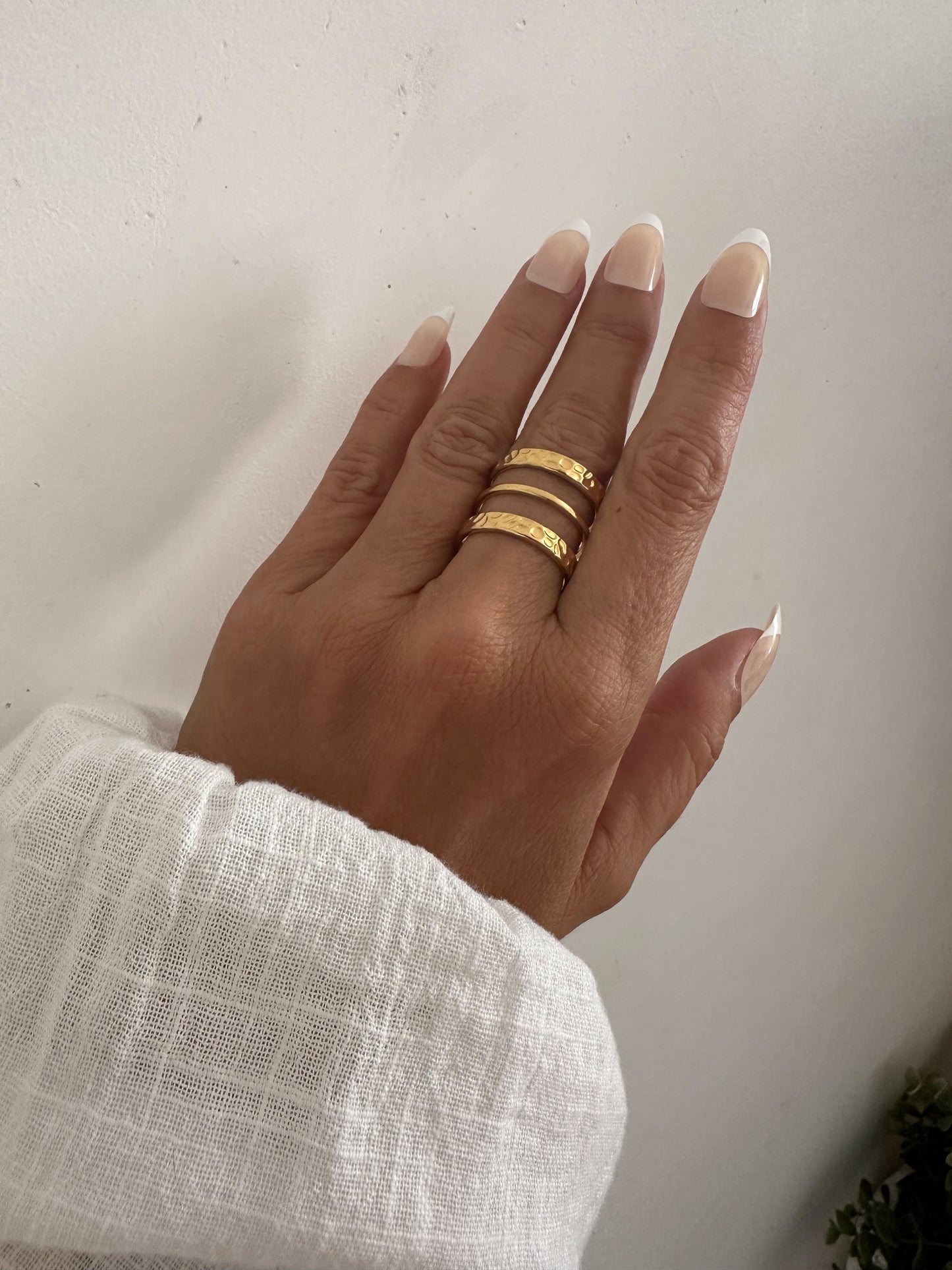 Anillo oro tres bandas textura