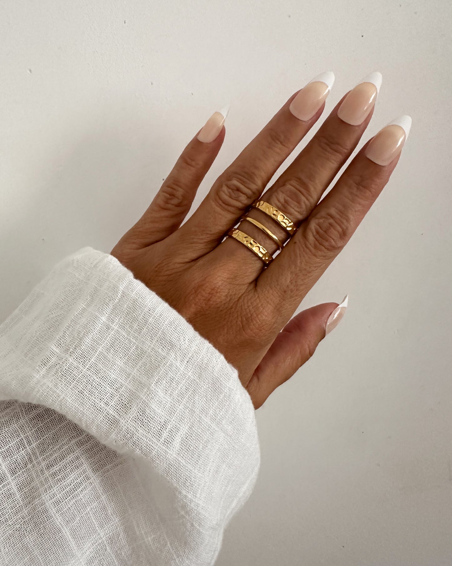 Anillo oro tres bandas textura