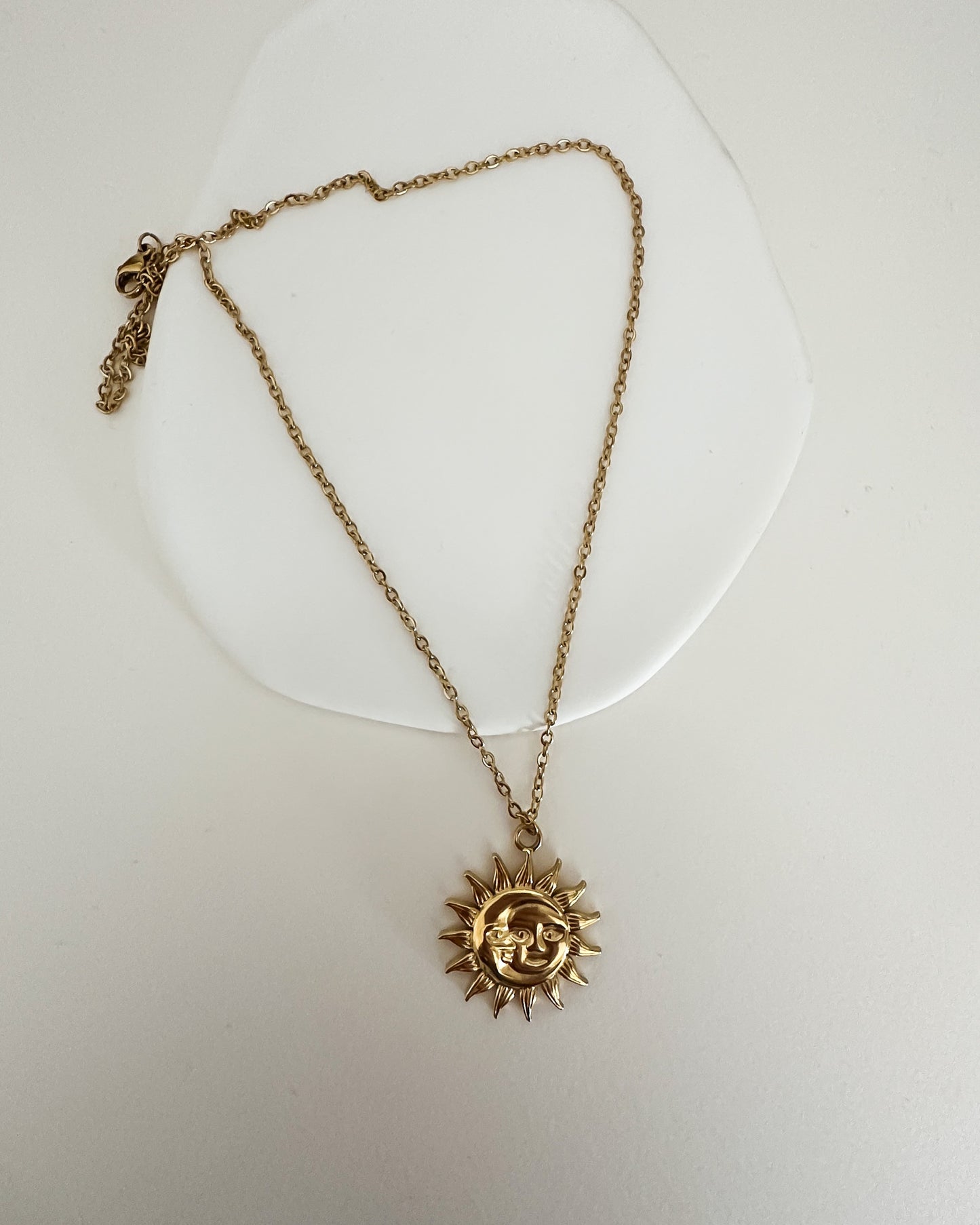 Collar de cadena forzada con colgante grande diseño sol y luna en acero baño oro 18K Vida