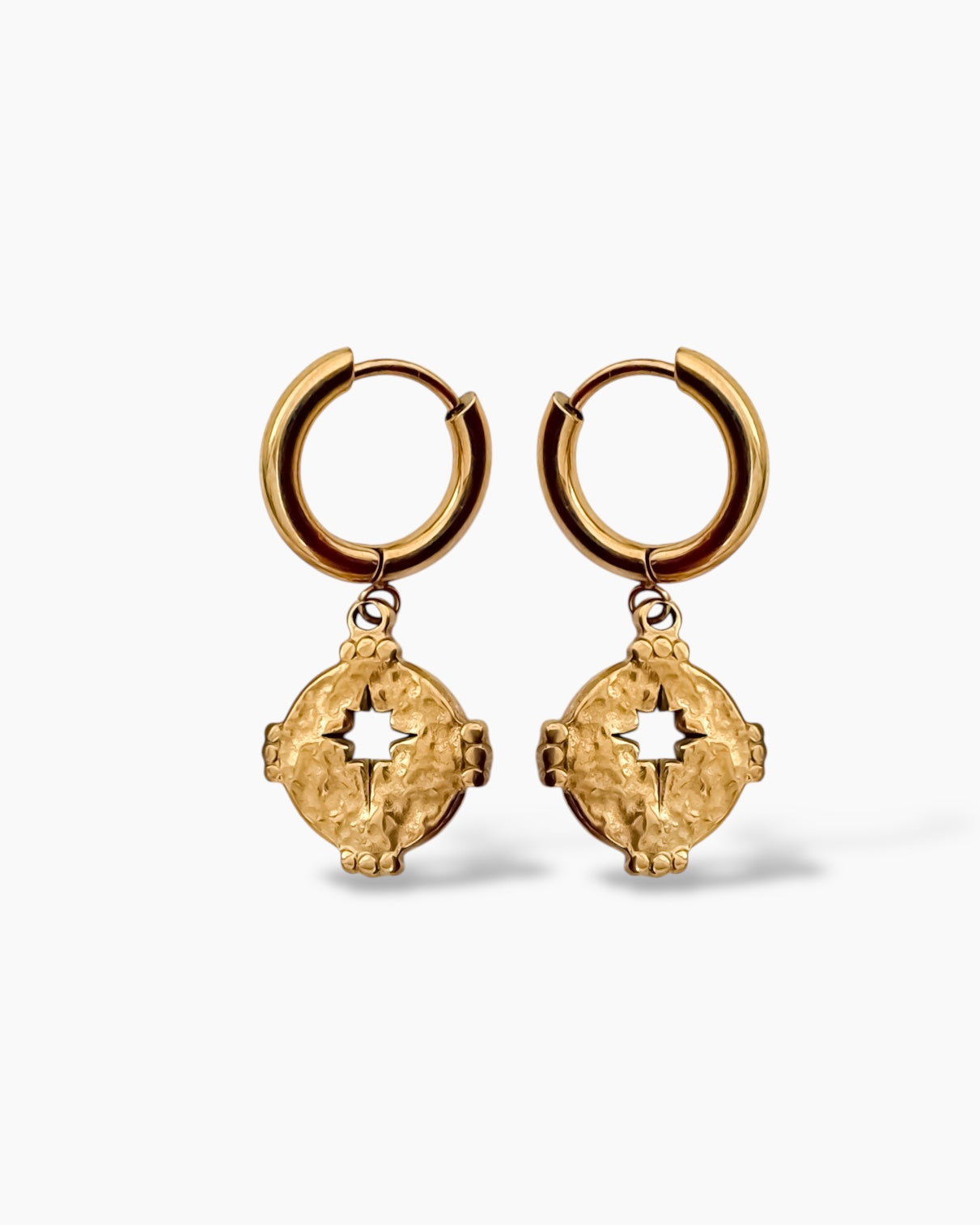 Aritos con charm textura mertilleados en acero inoxidable baño oro 18K mate Martelle