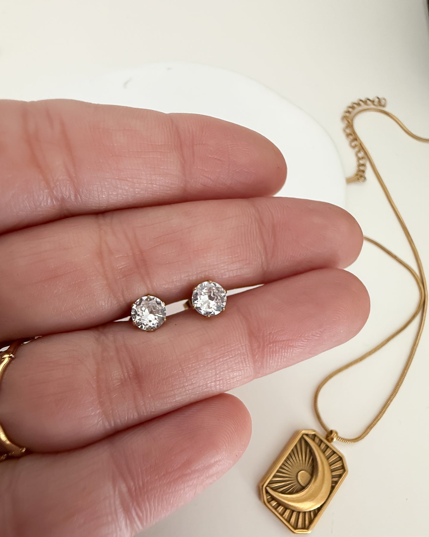 Pendientes pequeños presión circonita grande en acero baño oro 18K Lonely