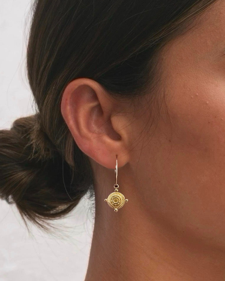Aritos finos con charm extraible estilo boho en acero baño oro 18K Indira