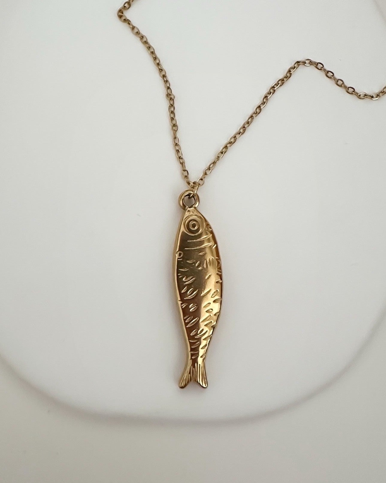 Collar cadena con colgante de pez en acero baño oro 18K SARDINE