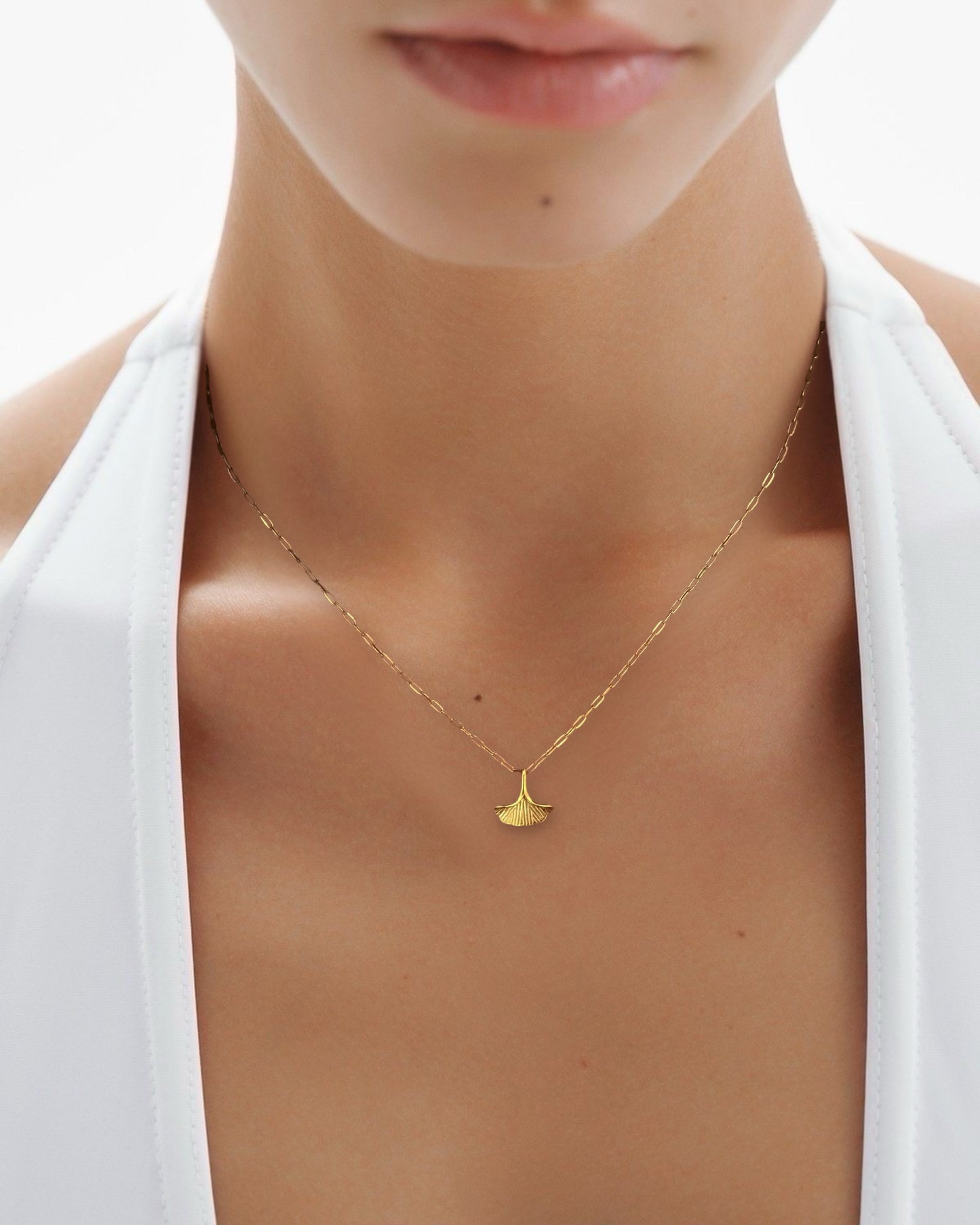 Collar de cadena de eslabones mini con colgante pequeño ginkgo baño oro 18 K Biloba