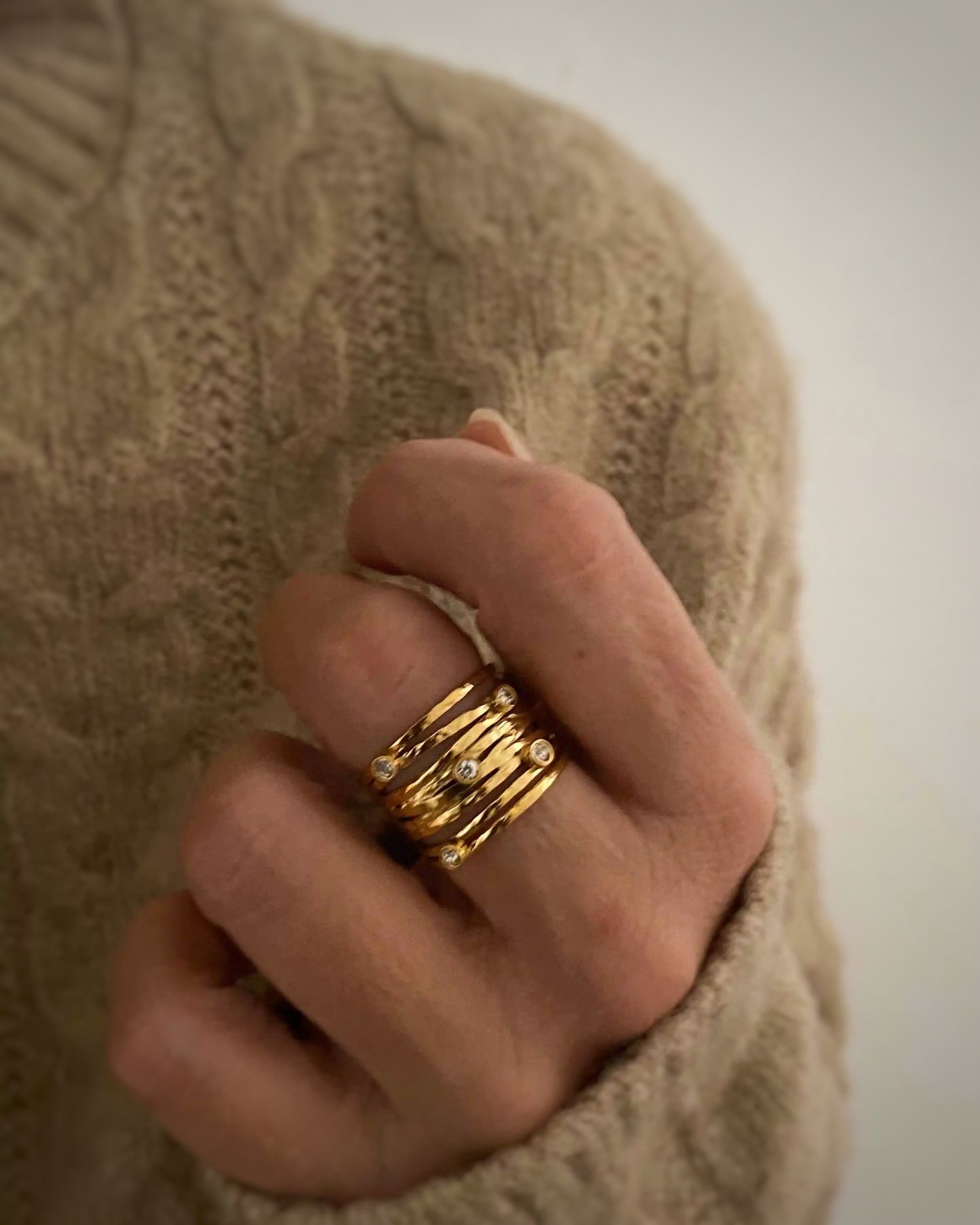 Anillo bandas cruzadas textura y circonitas acero baño oro 18K Paula