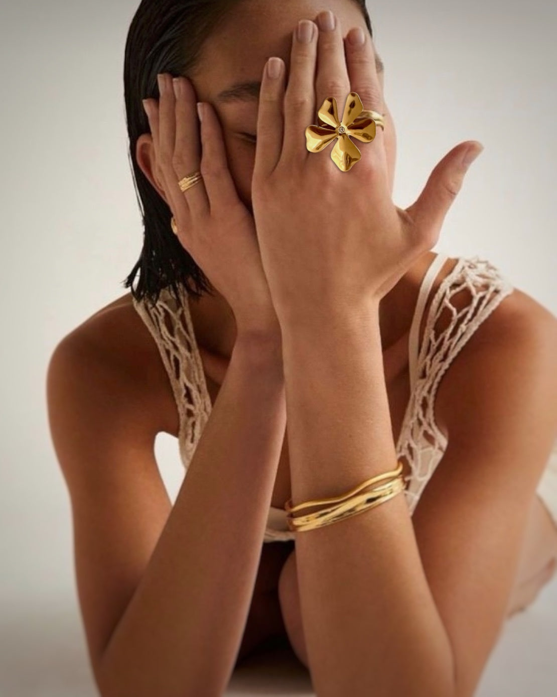 Anillo flor ajustable con circonita en acero baño oro 18K June