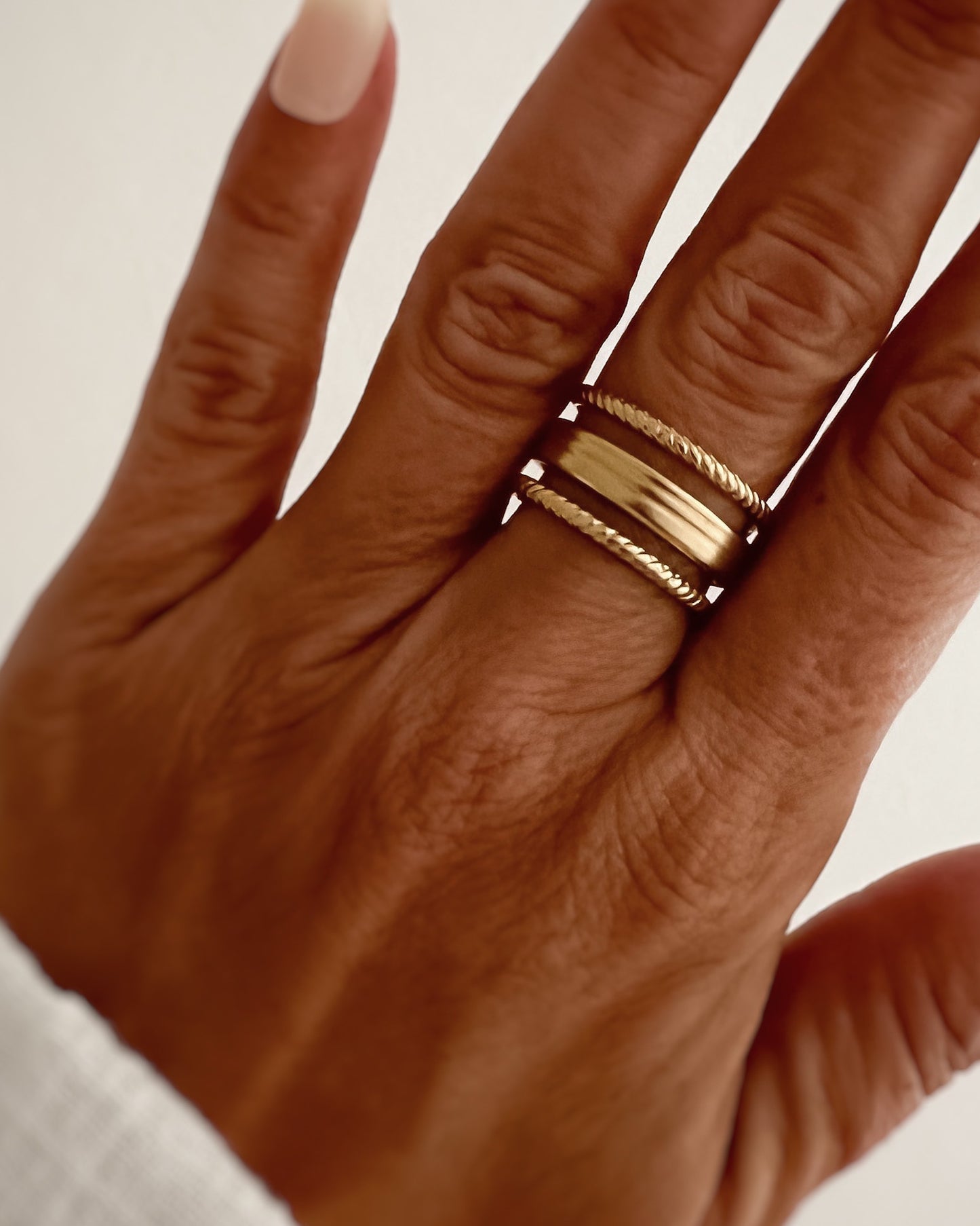 Anillo ajustable tres bandas acero inoxidable baño oro Vega Gold
