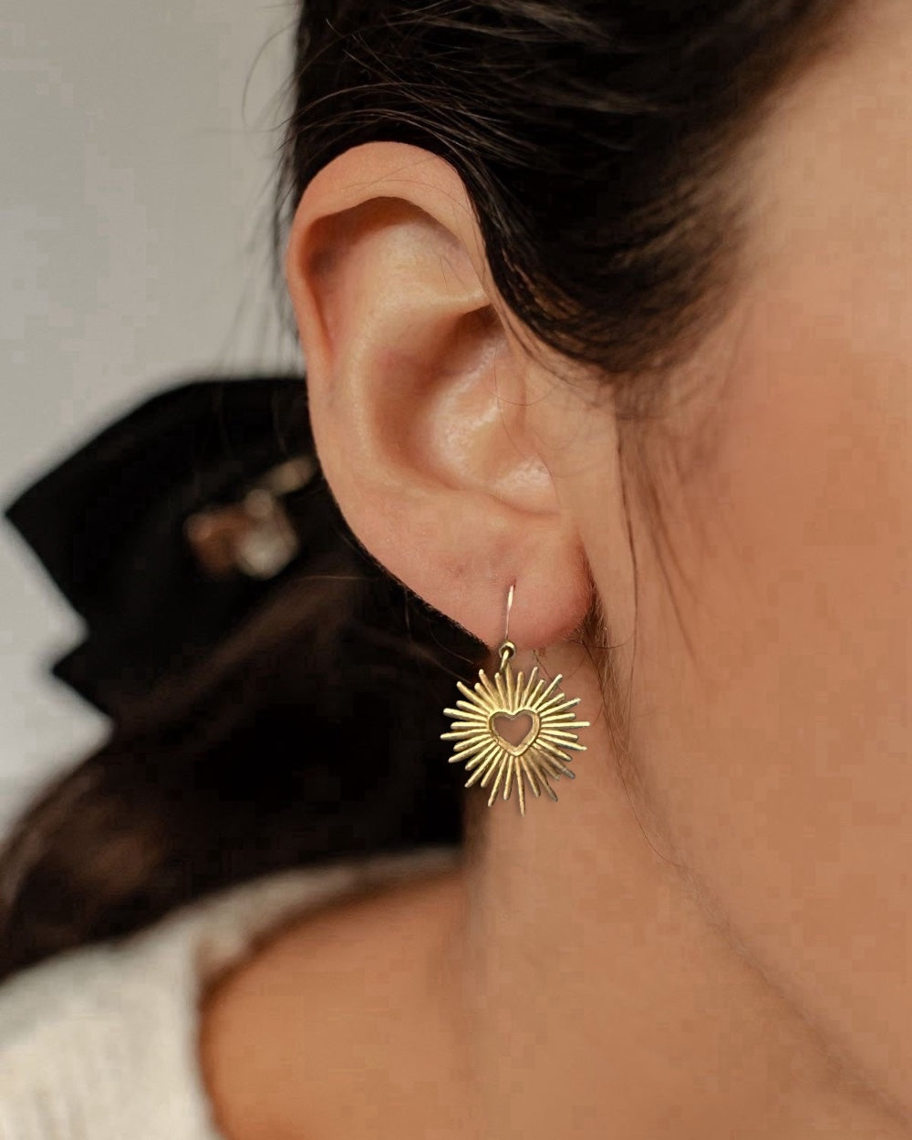 Pendientes medianos corazón rayos en acero baño oro 18K Kardia