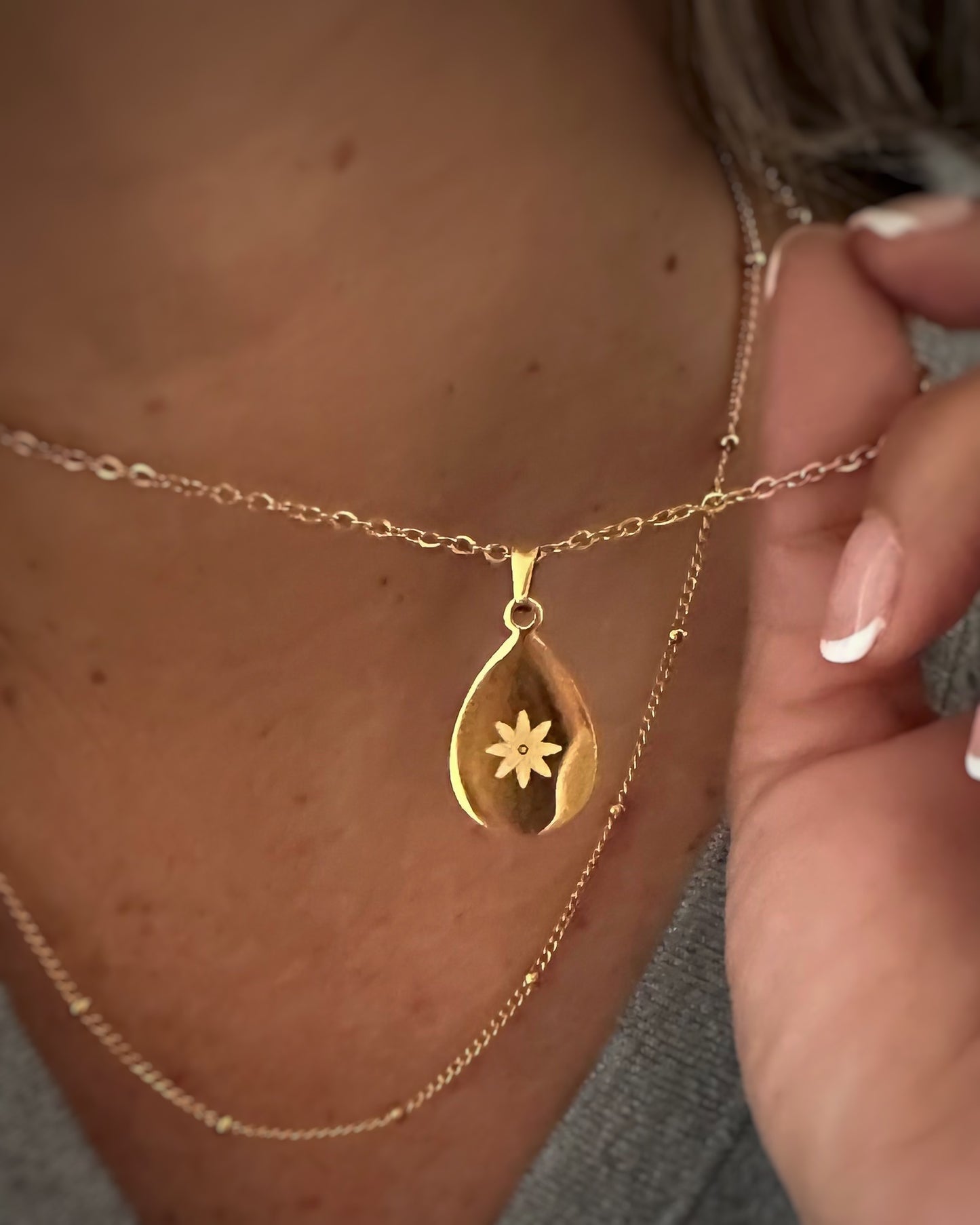 Collar cadena con colgante plano en forma de gota detalle flor en acero baño oro 18K Drop