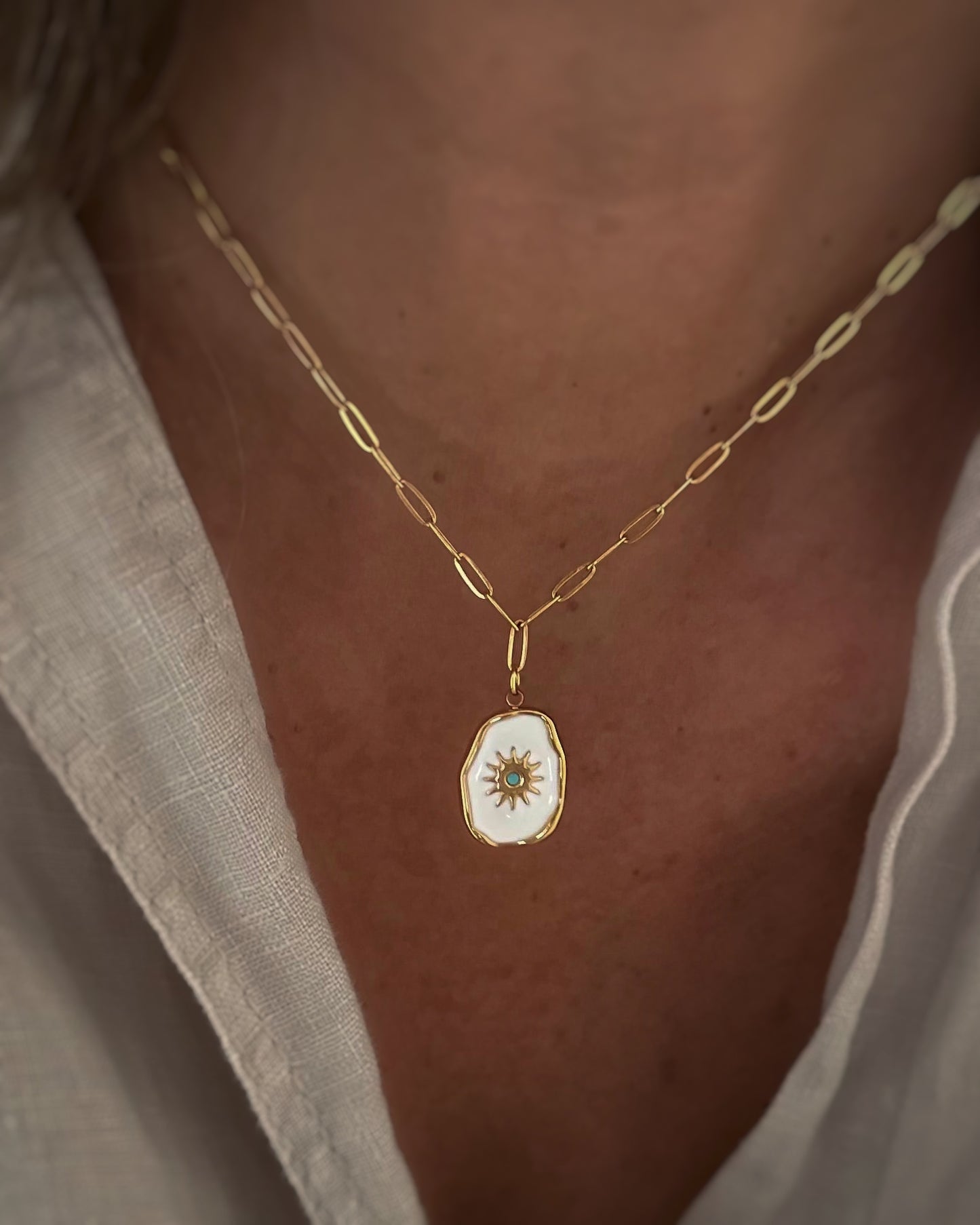 Collar cadena eslabones pequeños con colgante lacado blanco diseño de sol en acero acabado oro 18 Delight