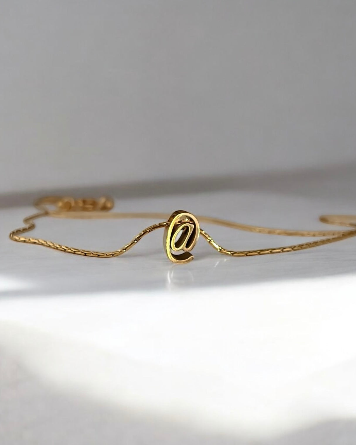 Collar corto cadena fina con colgante minimalista con forma de almohadilla en acero baño oro 18K “@“