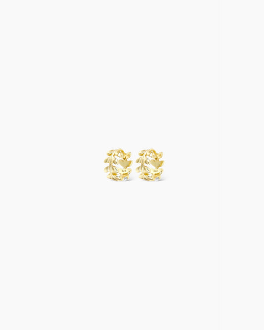 Aritos con diseño de ramas y coronas de laurel. Fabricados en plata de ley 925 bañado en oro.
