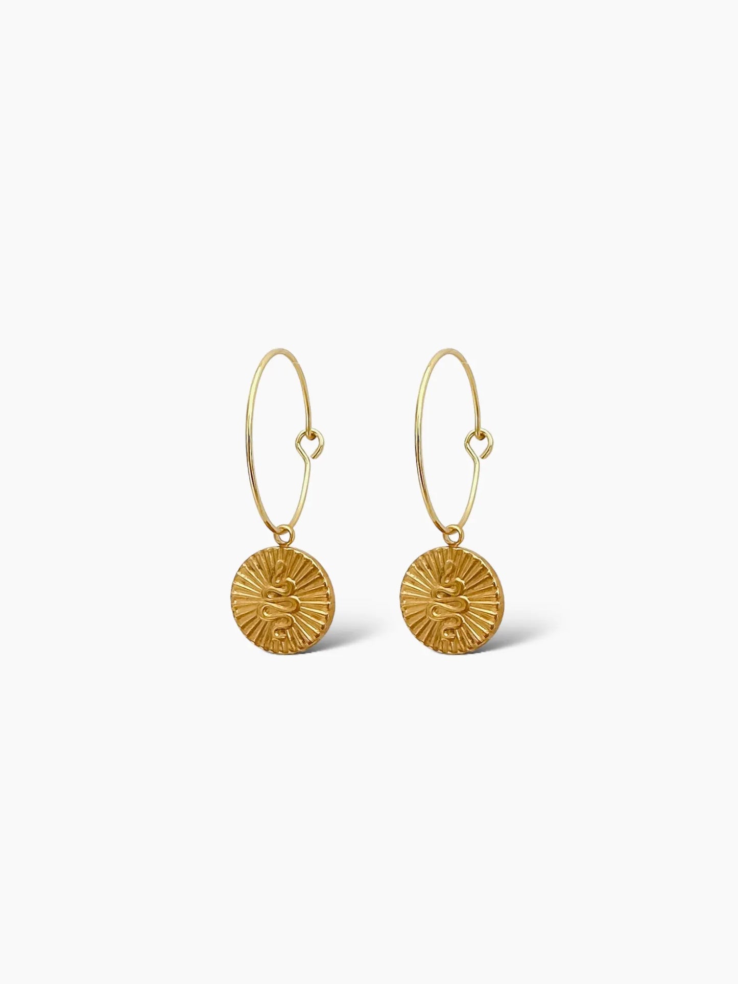 Son unos aritos finos de tamaño mediano, con diseño de pequeña medallita con labrado de serpiente y rayitos. Acero inoxidable bañado en oro de 18k.