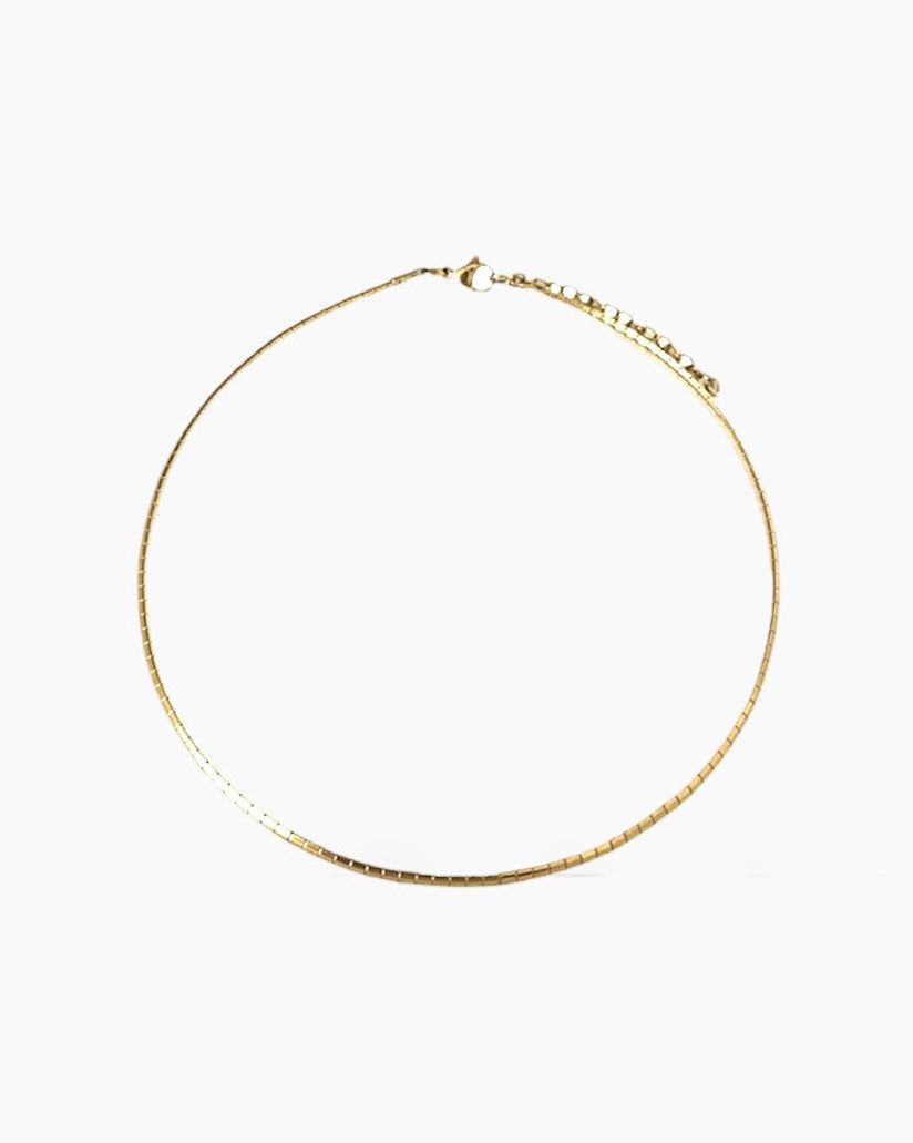 Gargantilla básica semirrígida estilo choker en acero baño oro 18K Golden Hour