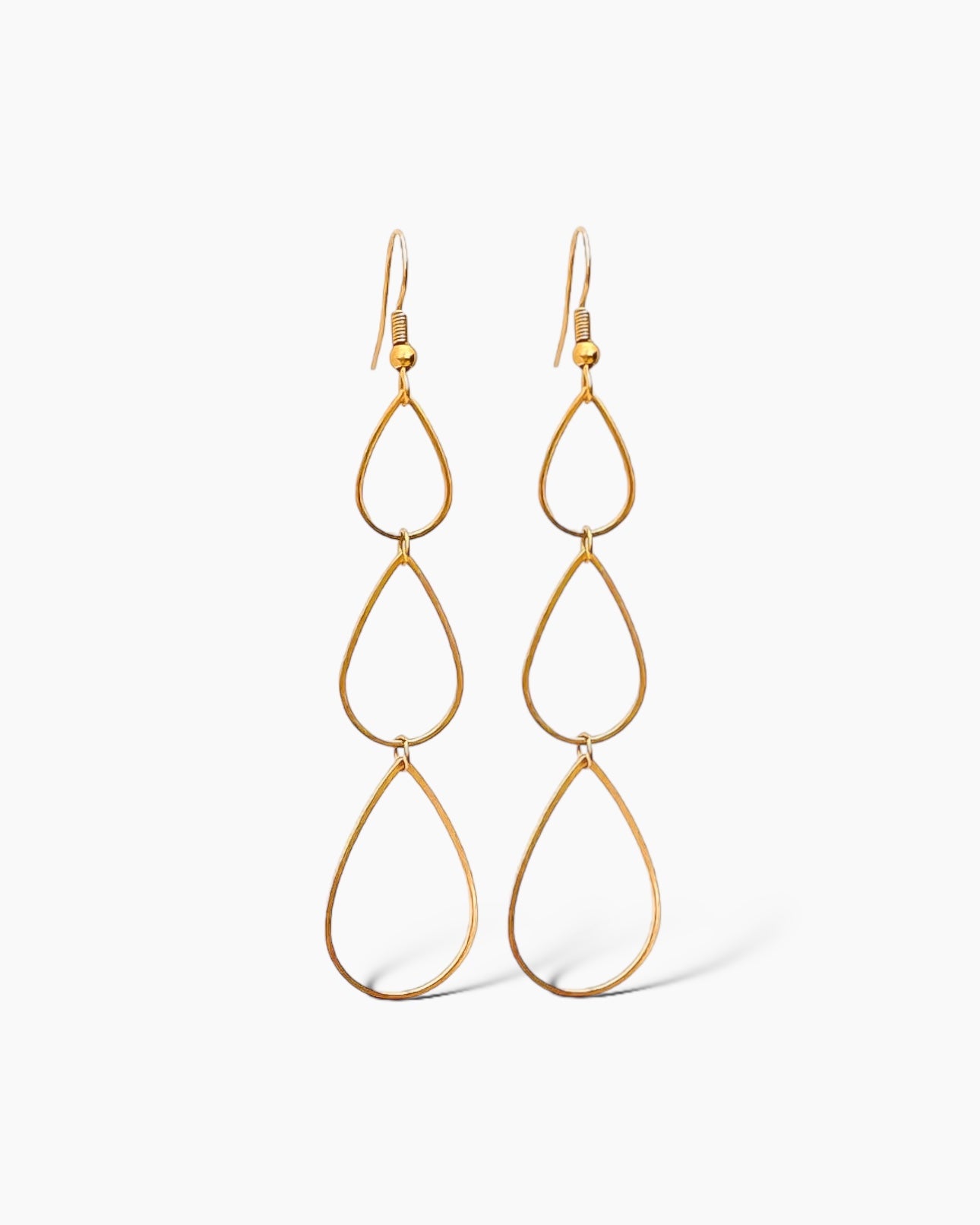 Pendientes largos ligeros diseño gotas en acero baño oro 18K Drop