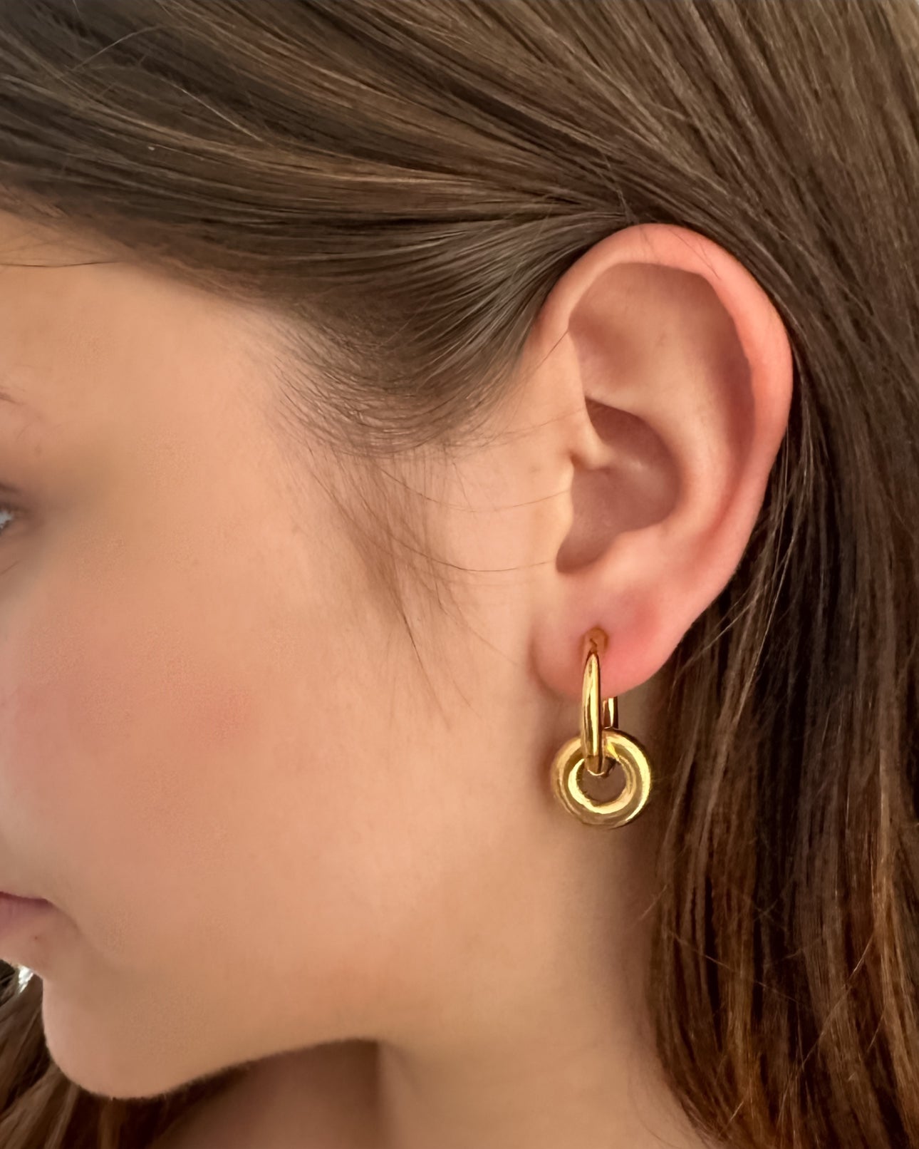 Pendiente de aro medianos con charm de donut extraible en acero baño oro 18K Dookie