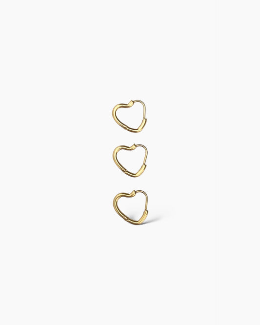 Mini arito con forma de corazón, en acero noxidable bañado en oro de 18k.