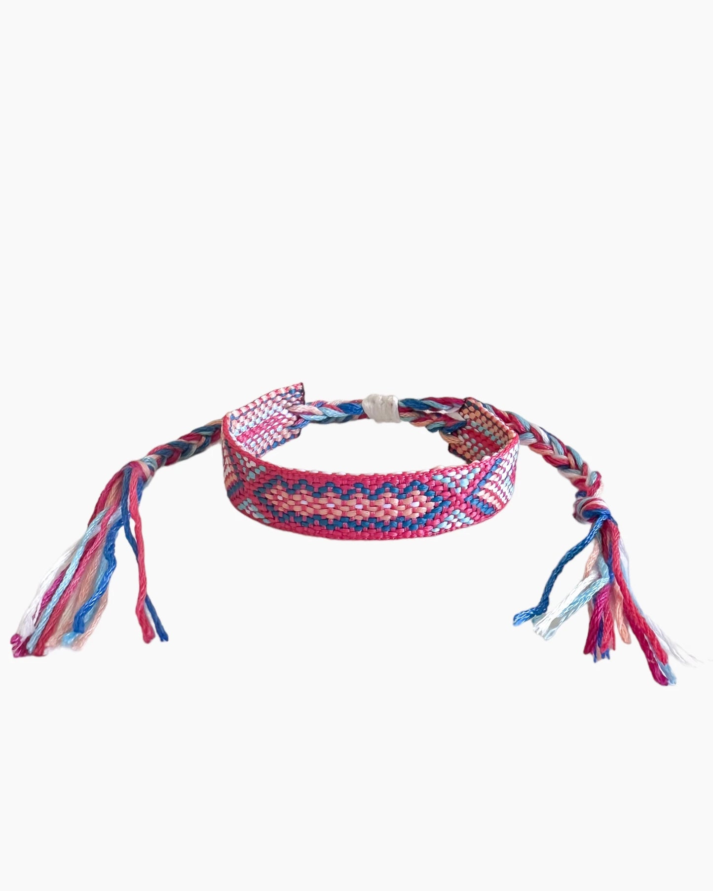 Pulsera de tejido ajustable con diseño macrame con colores vibrantes.